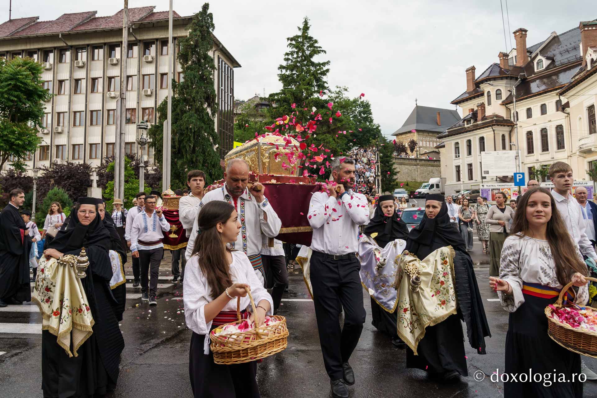 Sfântul Cuvios Cleopa de la Sihăstria, purtat în procesiune la hramul municipiului Piatra Neamț