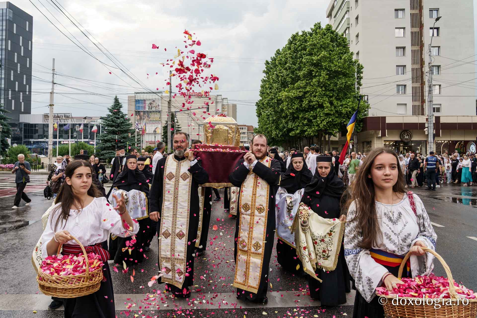 Sfântul Cuvios Cleopa de la Sihăstria, purtat în procesiune la hramul municipiului Piatra Neamț