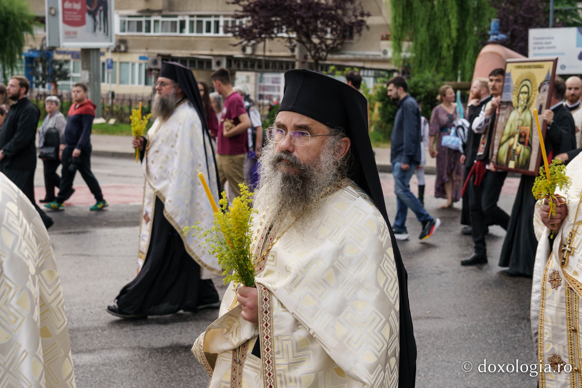 Sfântul Cuvios Cleopa de la Sihăstria, purtat în procesiune la hramul municipiului Piatra Neamț