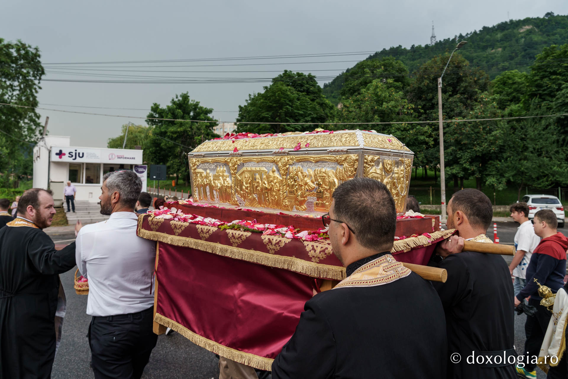 Sfântul Cuvios Cleopa de la Sihăstria, purtat în procesiune la hramul municipiului Piatra Neamț