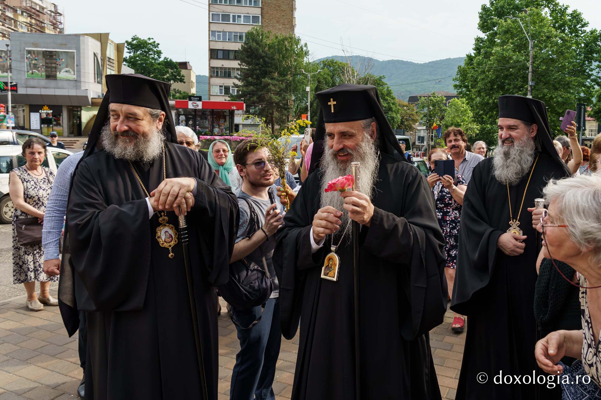 Sfântul Cuvios Cleopa de la Sihăstria, purtat în procesiune la hramul municipiului Piatra Neamț