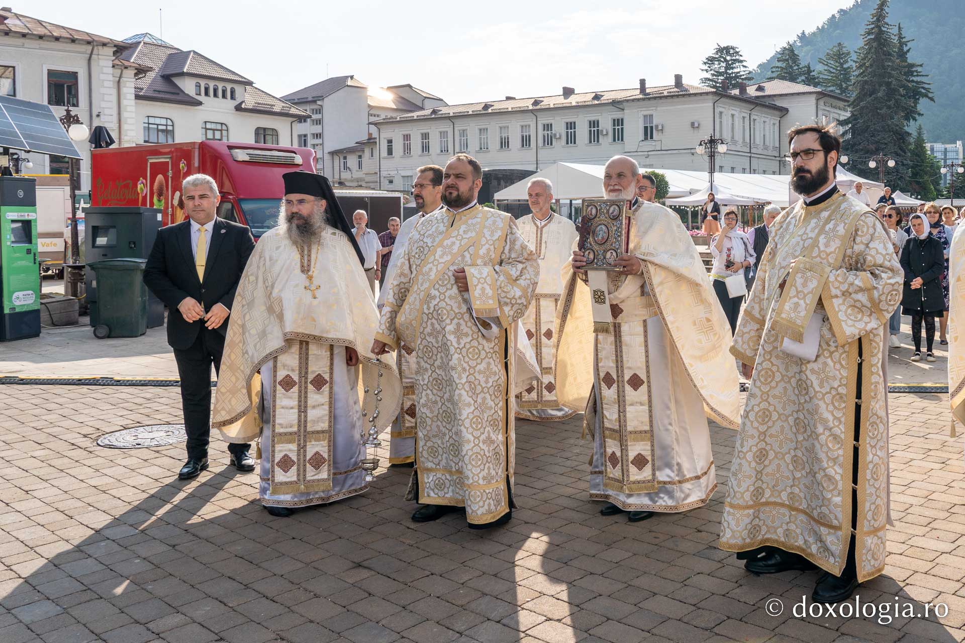 Părintele Mitropolit Teofan, la hramul orașului Piatra Neamț: „Să ne dăruiască Domnul binecuvântarea Lui, să fim îmbrăcați în armele luminii, în Iisus Hristos”