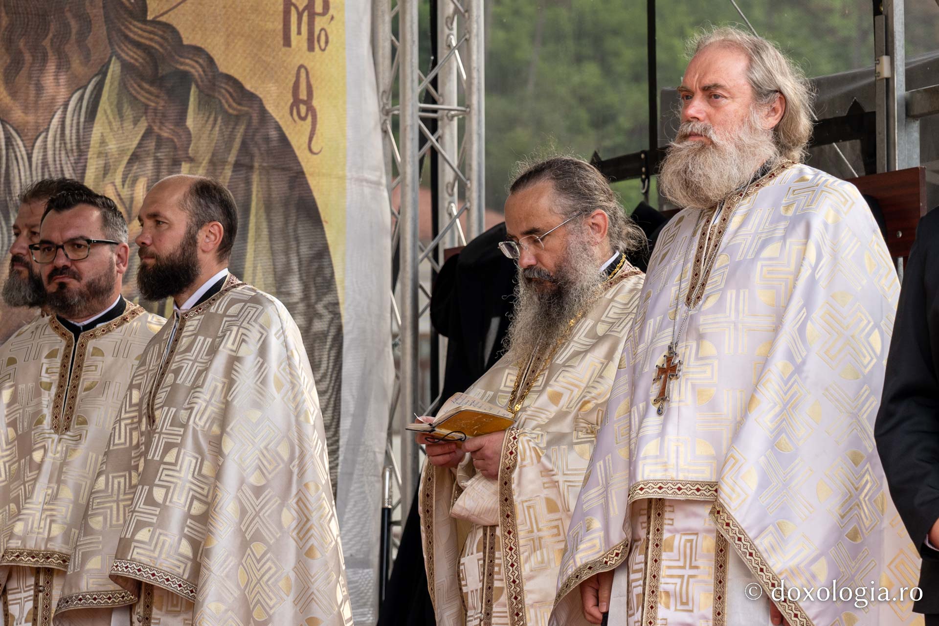 Părintele Mitropolit Teofan, la hramul orașului Piatra Neamț: „Să ne dăruiască Domnul binecuvântarea Lui, să fim îmbrăcați în armele luminii, în Iisus Hristos”
