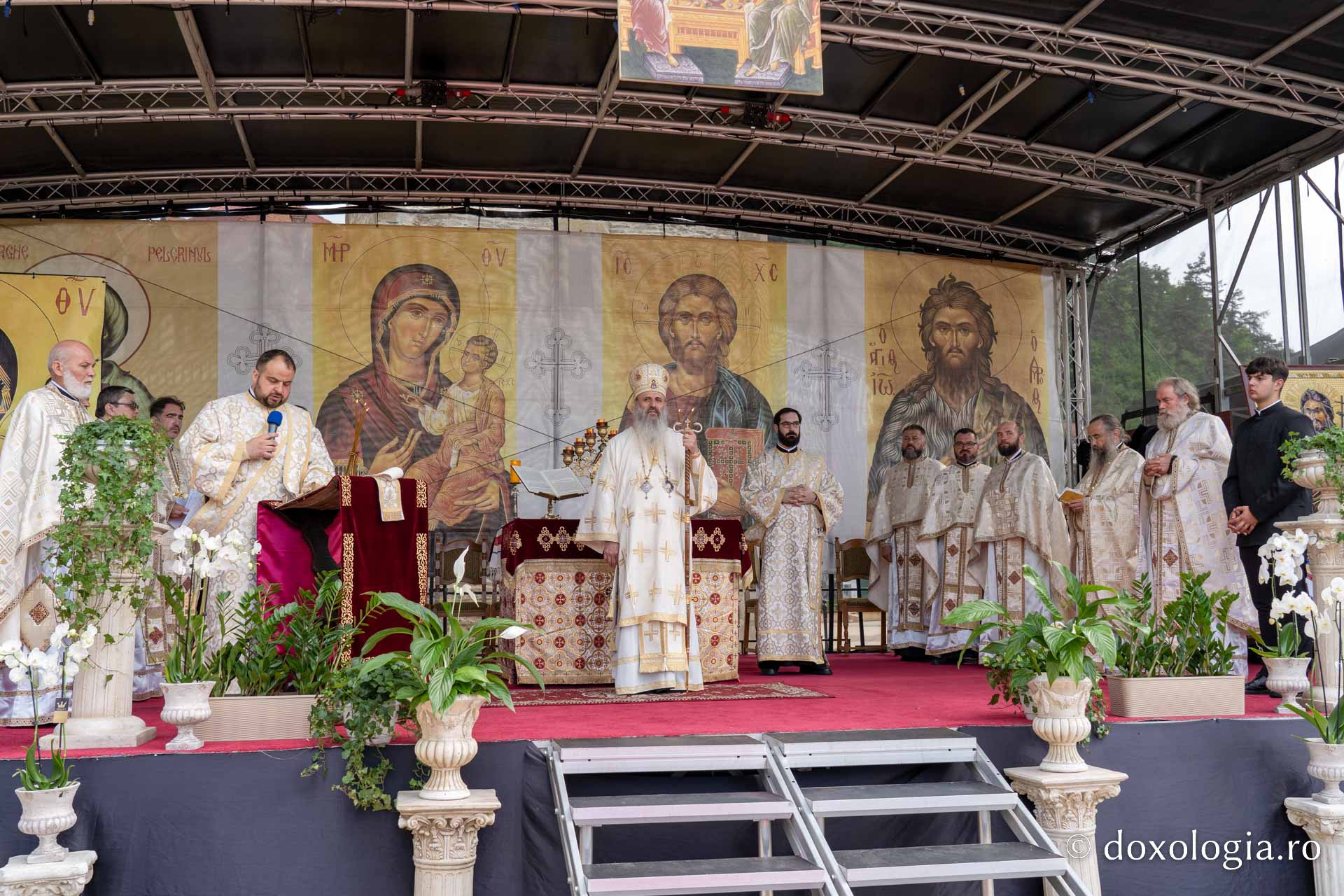 Părintele Mitropolit Teofan, la hramul orașului Piatra Neamț: „Să ne dăruiască Domnul binecuvântarea Lui, să fim îmbrăcați în armele luminii, în Iisus Hristos”