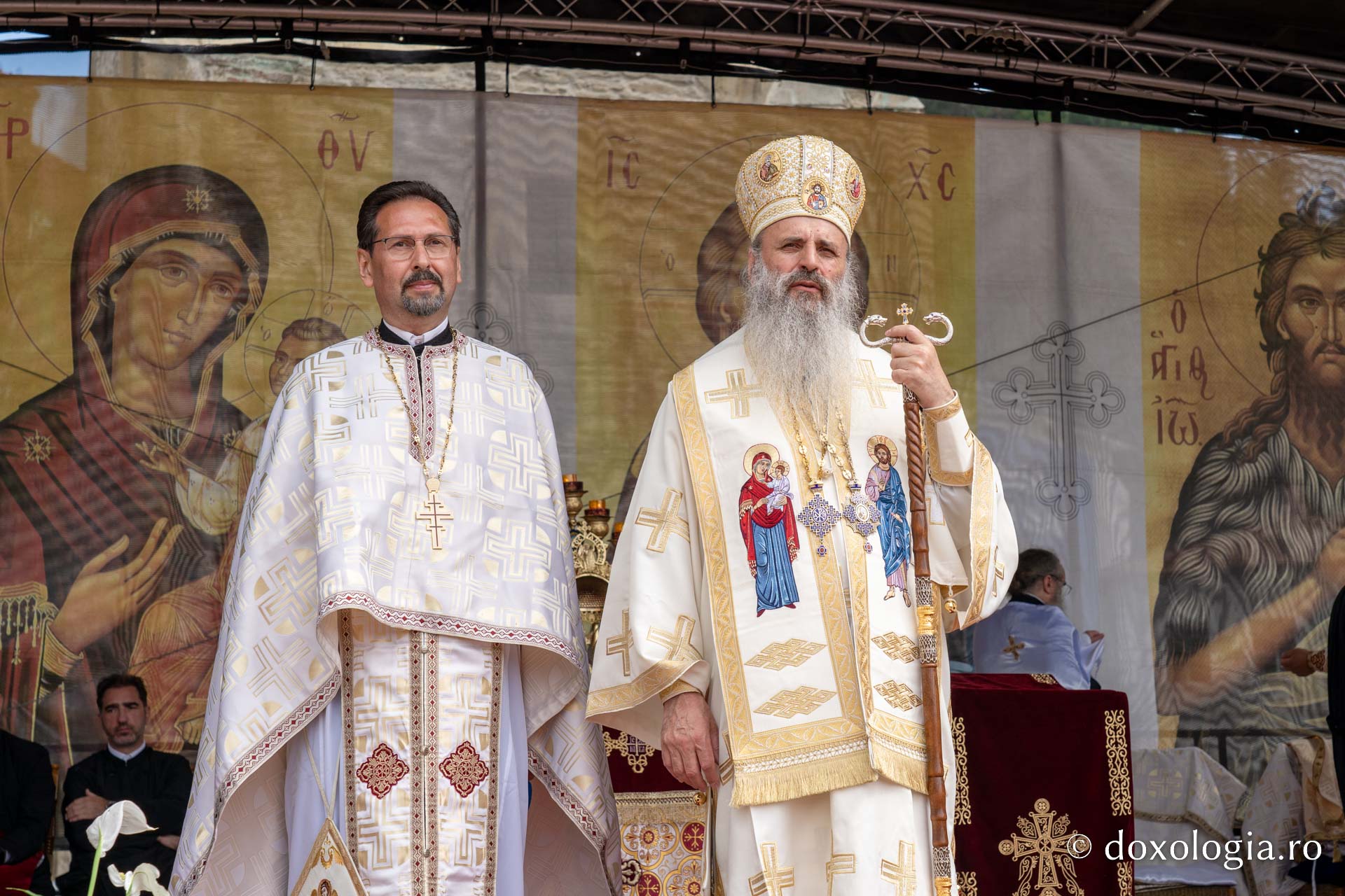 Părintele Mitropolit Teofan, la hramul orașului Piatra Neamț: „Să ne dăruiască Domnul binecuvântarea Lui, să fim îmbrăcați în armele luminii, în Iisus Hristos”