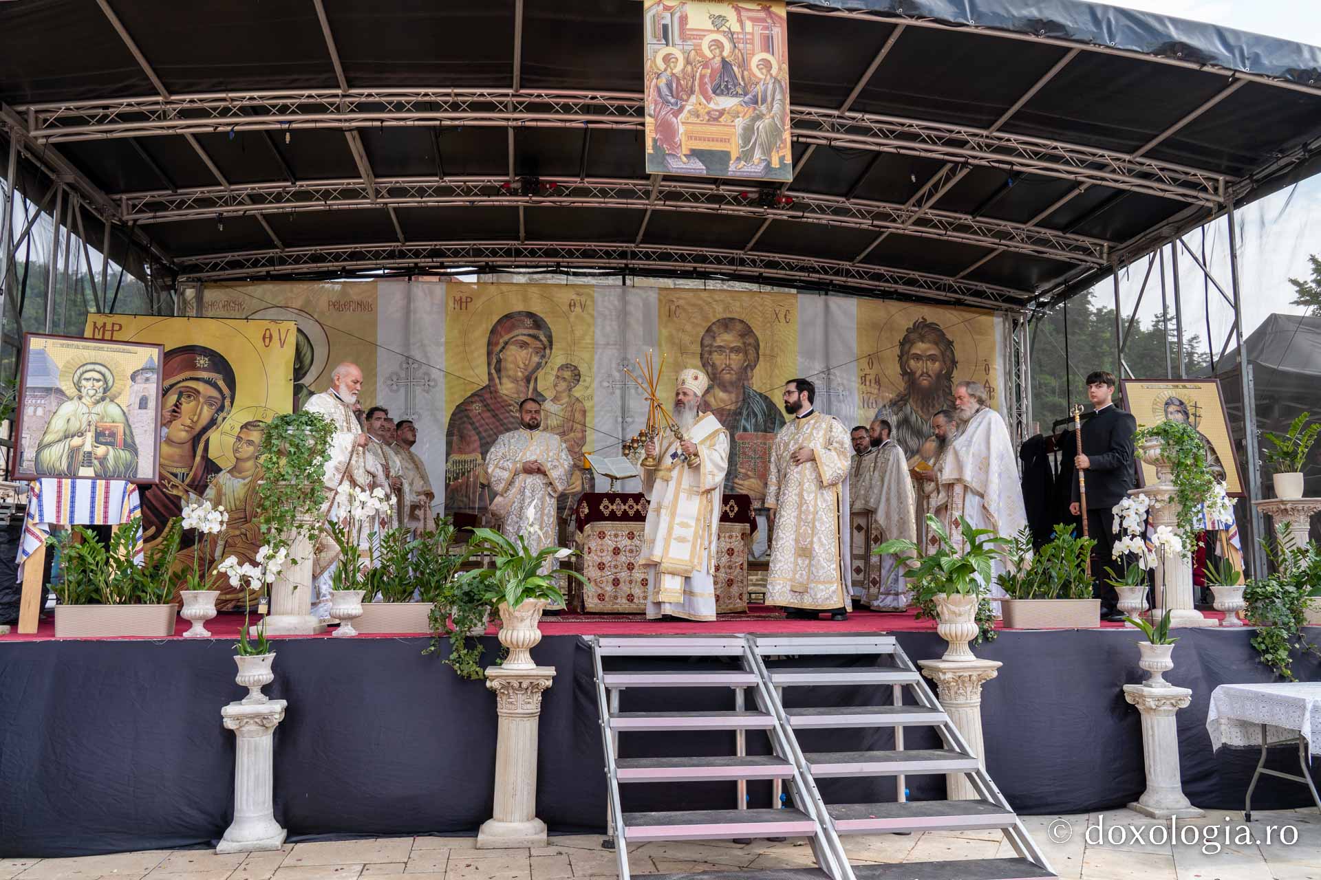 Părintele Mitropolit Teofan, la hramul orașului Piatra Neamț: „Să ne dăruiască Domnul binecuvântarea Lui, să fim îmbrăcați în armele luminii, în Iisus Hristos”