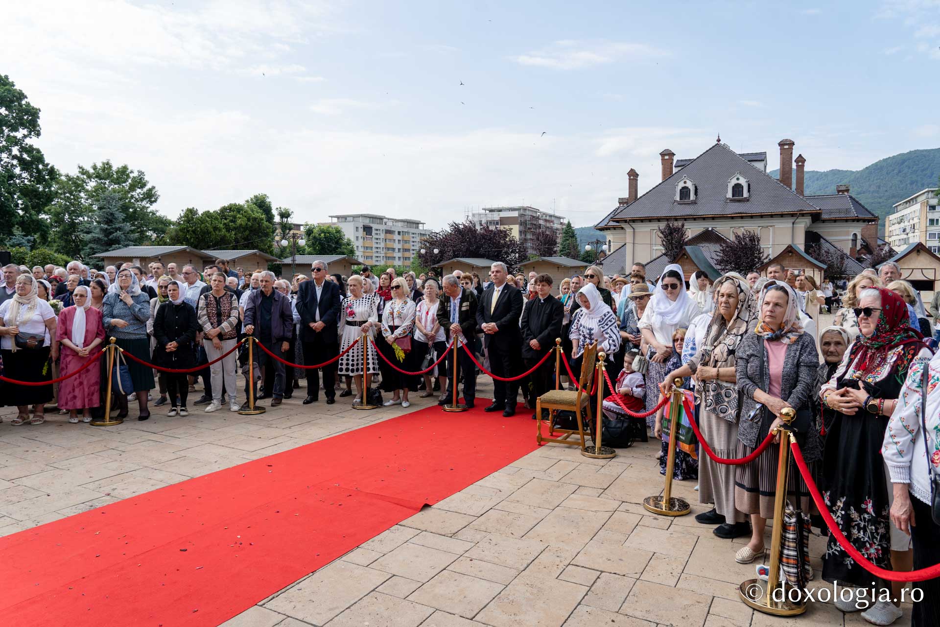 Părintele Mitropolit Teofan, la hramul orașului Piatra Neamț: „Să ne dăruiască Domnul binecuvântarea Lui, să fim îmbrăcați în armele luminii, în Iisus Hristos”