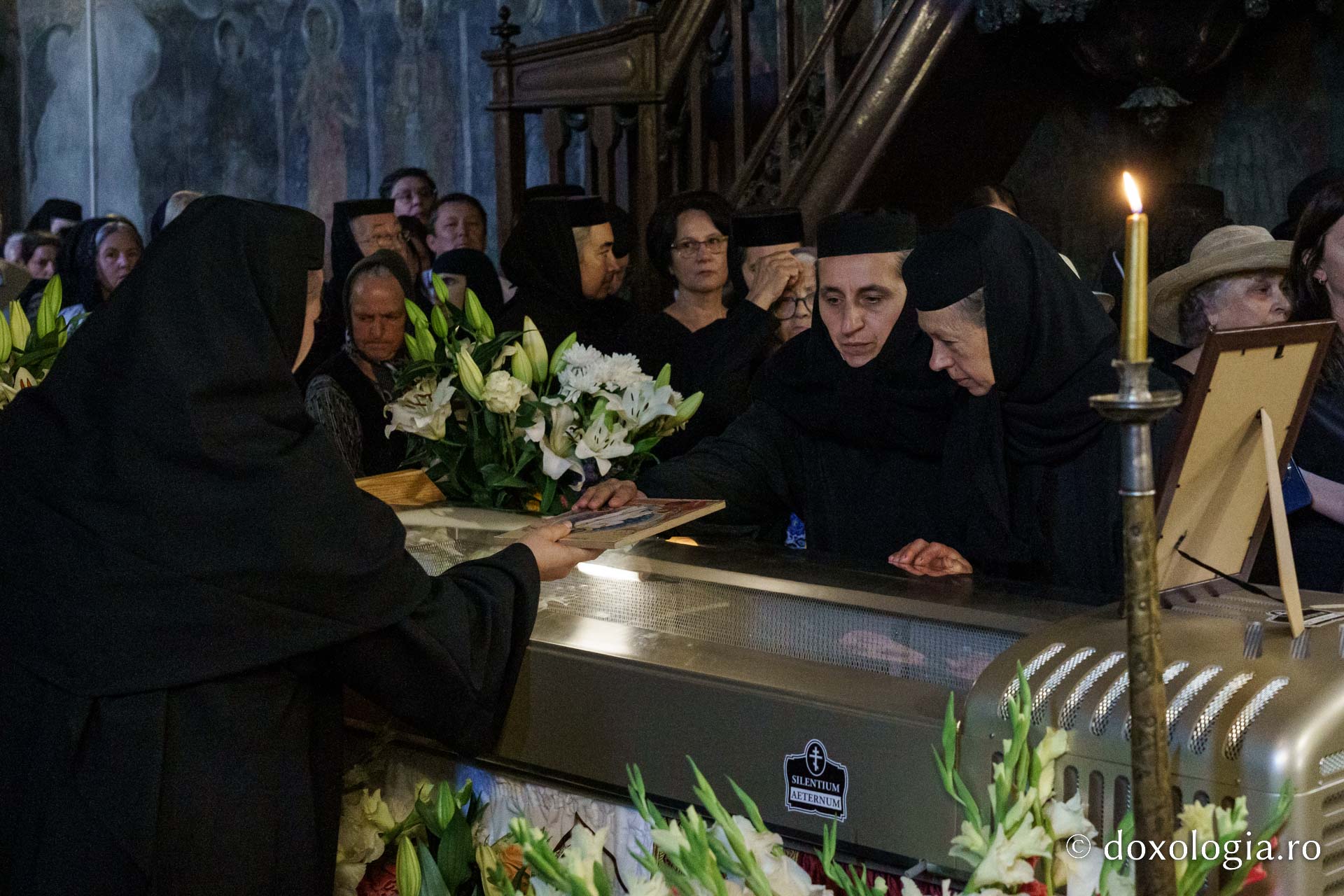 Momente din cadrul slujbei de înmormântare a PS Emilian Crișanul
