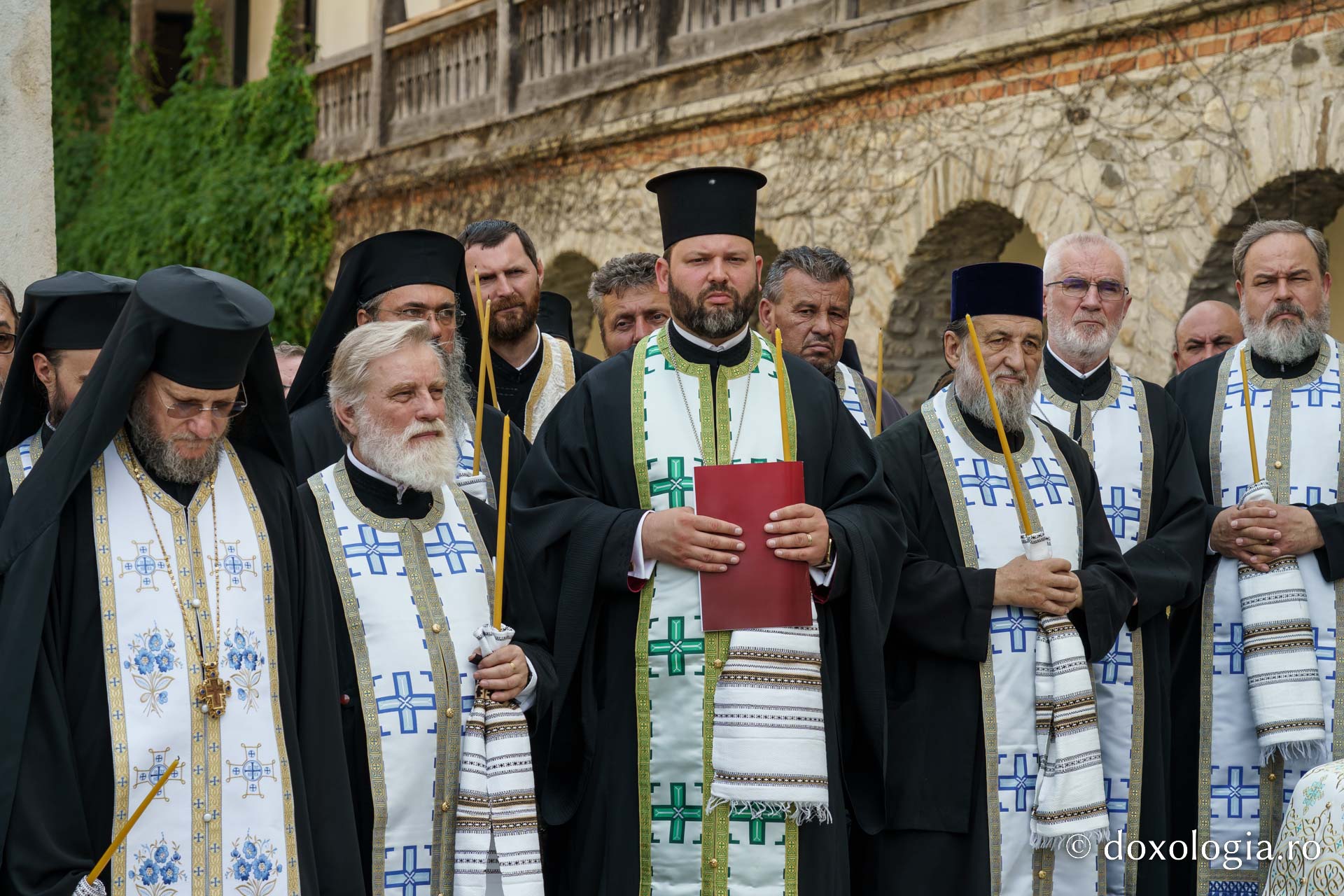 Emilian Arhiereul a fost înmormântat la Mănăstirea Neamț: „El rămâne prezent între pământeni prin faptele sale de iubire milostivă și smerită, de ajutorare a semenilor în nevoi și în necazuri”