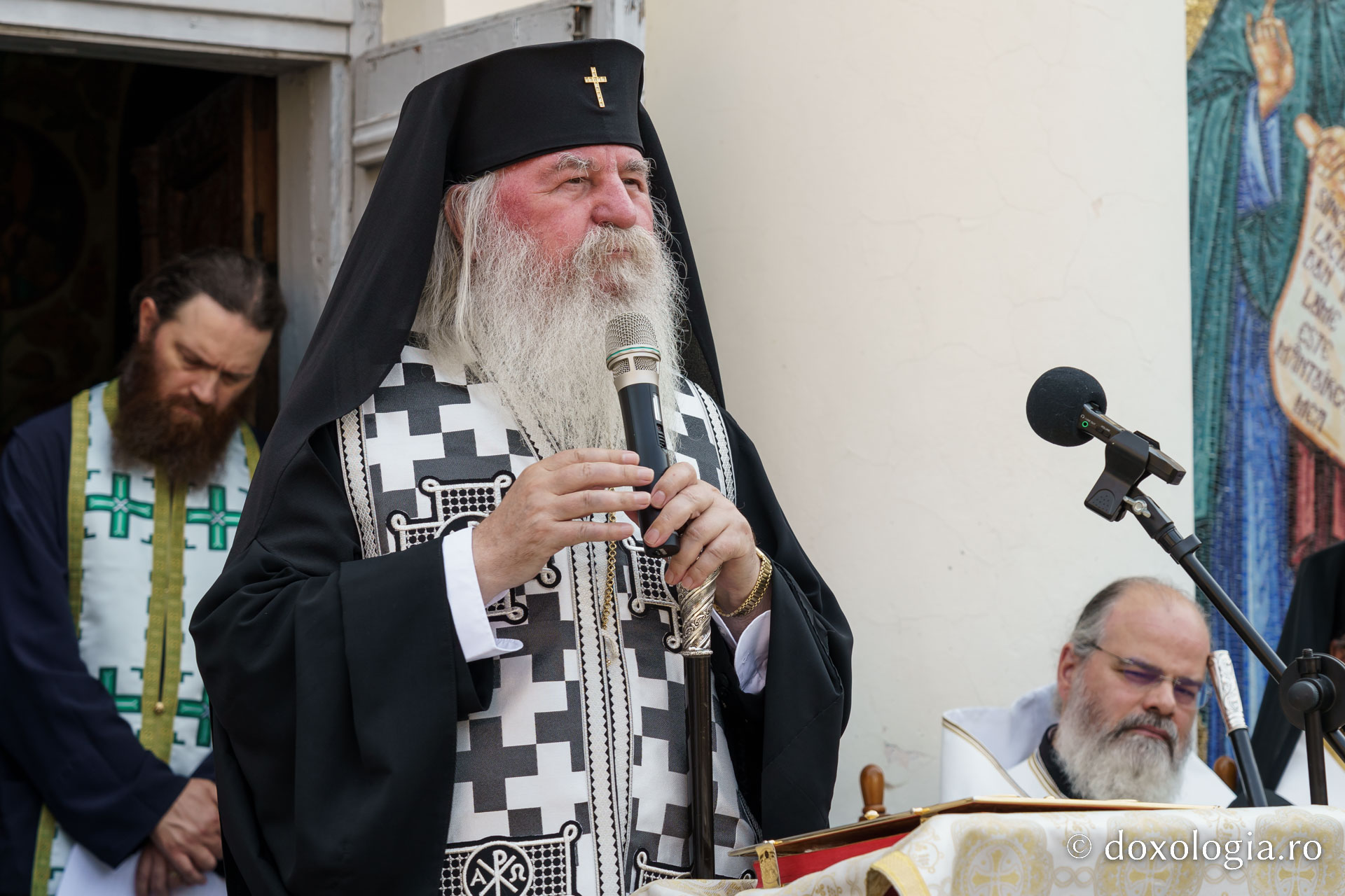 Emilian Arhiereul a fost înmormântat la Mănăstirea Neamț: „El rămâne prezent între pământeni prin faptele sale de iubire milostivă și smerită, de ajutorare a semenilor în nevoi și în necazuri”