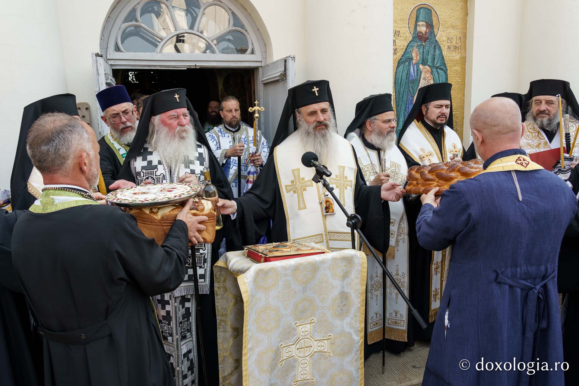 Emilian Arhiereul a fost înmormântat la Mănăstirea Neamț: „El rămâne prezent între pământeni prin faptele sale de iubire milostivă și smerită, de ajutorare a semenilor în nevoi și în necazuri”