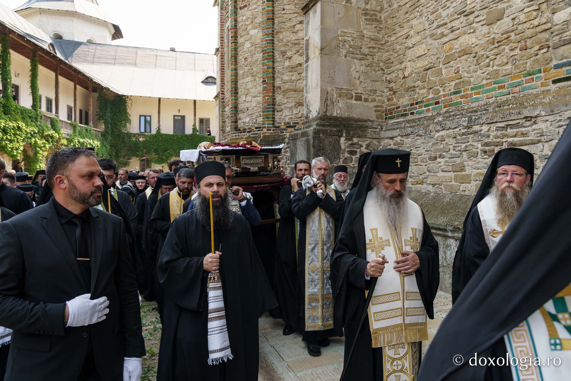 Emilian Arhiereul a fost înmormântat la Mănăstirea Neamț: „El rămâne prezent între pământeni prin faptele sale de iubire milostivă și smerită, de ajutorare a semenilor în nevoi și în necazuri”