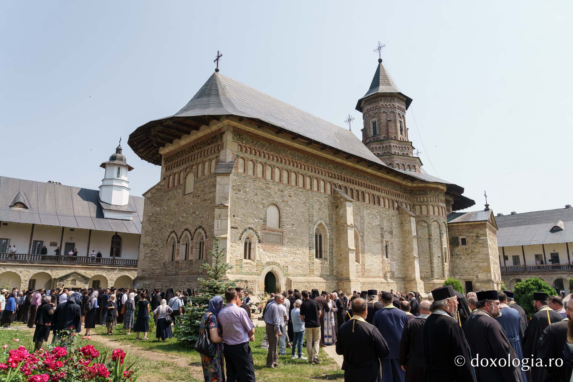 Emilian Arhiereul a fost înmormântat la Mănăstirea Neamț: „El rămâne prezent între pământeni prin faptele sale de iubire milostivă și smerită, de ajutorare a semenilor în nevoi și în necazuri”