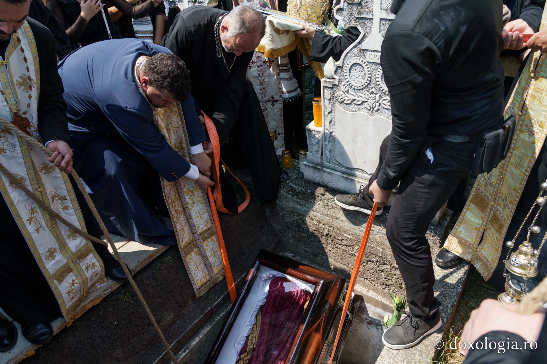 Emilian Arhiereul a fost înmormântat la Mănăstirea Neamț: „El rămâne prezent între pământeni prin faptele sale de iubire milostivă și smerită, de ajutorare a semenilor în nevoi și în necazuri”