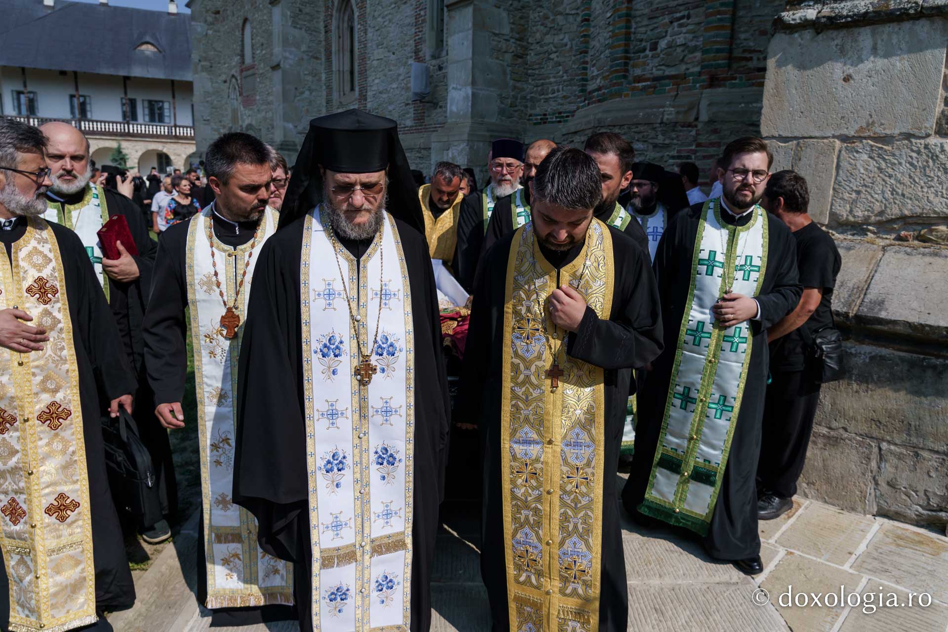 Emilian Arhiereul a fost înmormântat la Mănăstirea Neamț: „El rămâne prezent între pământeni prin faptele sale de iubire milostivă și smerită, de ajutorare a semenilor în nevoi și în necazuri”