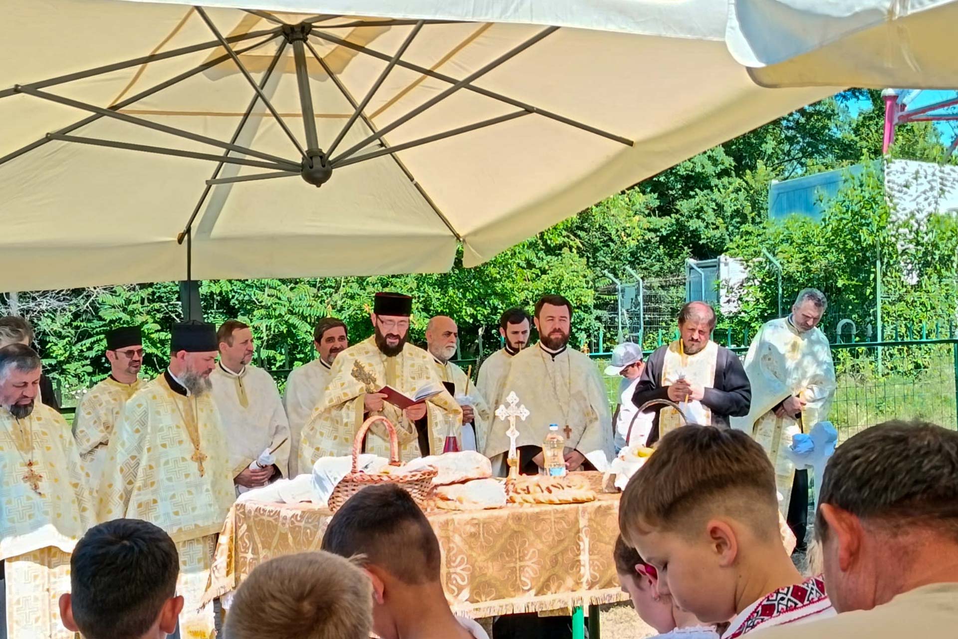 Clerici de pe ambele maluri ale Prutului au oficiat slujba de pomenire a eroilor la Stânca