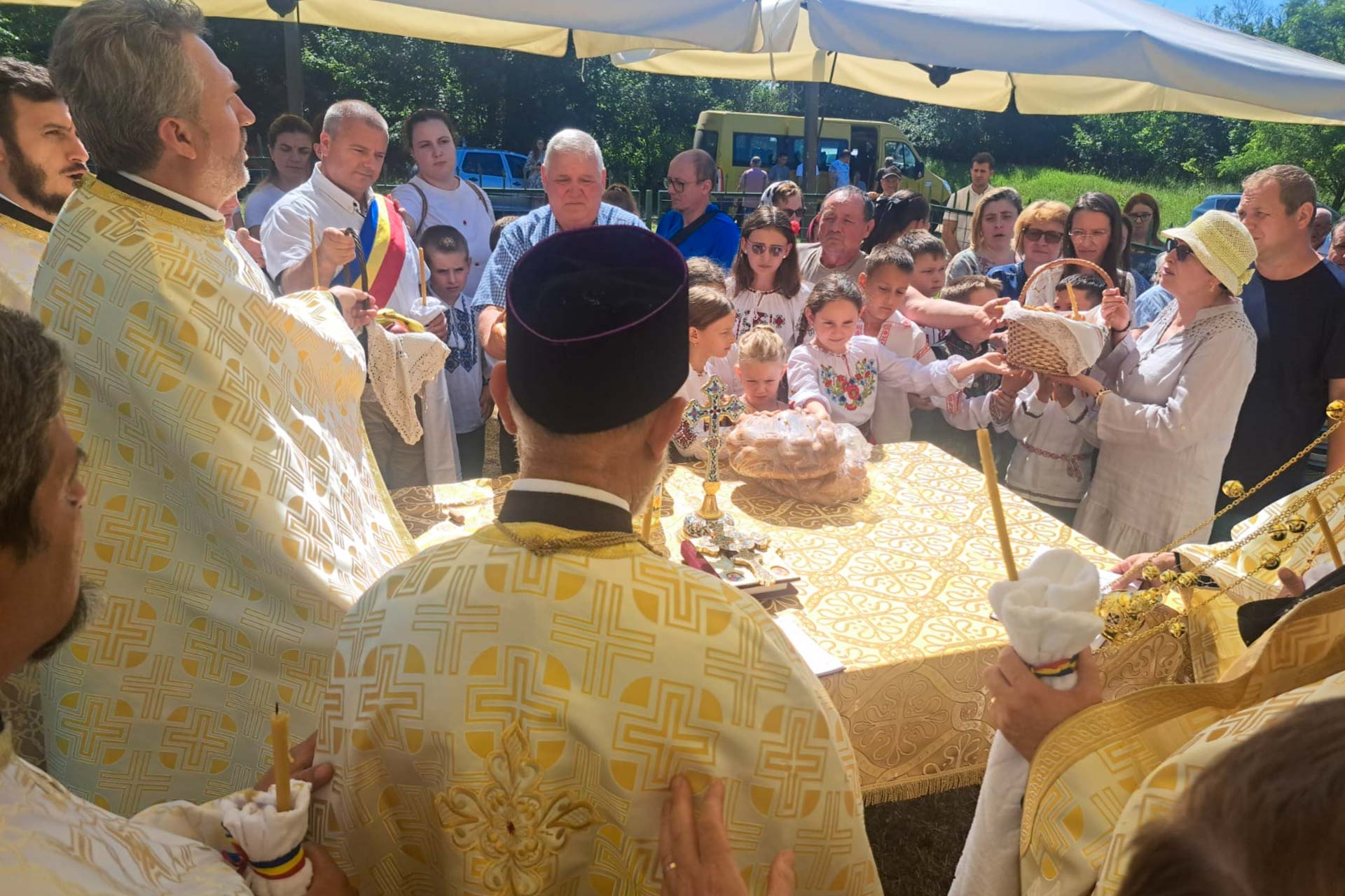 Clerici de pe ambele maluri ale Prutului au oficiat slujba de pomenire a eroilor la Stânca