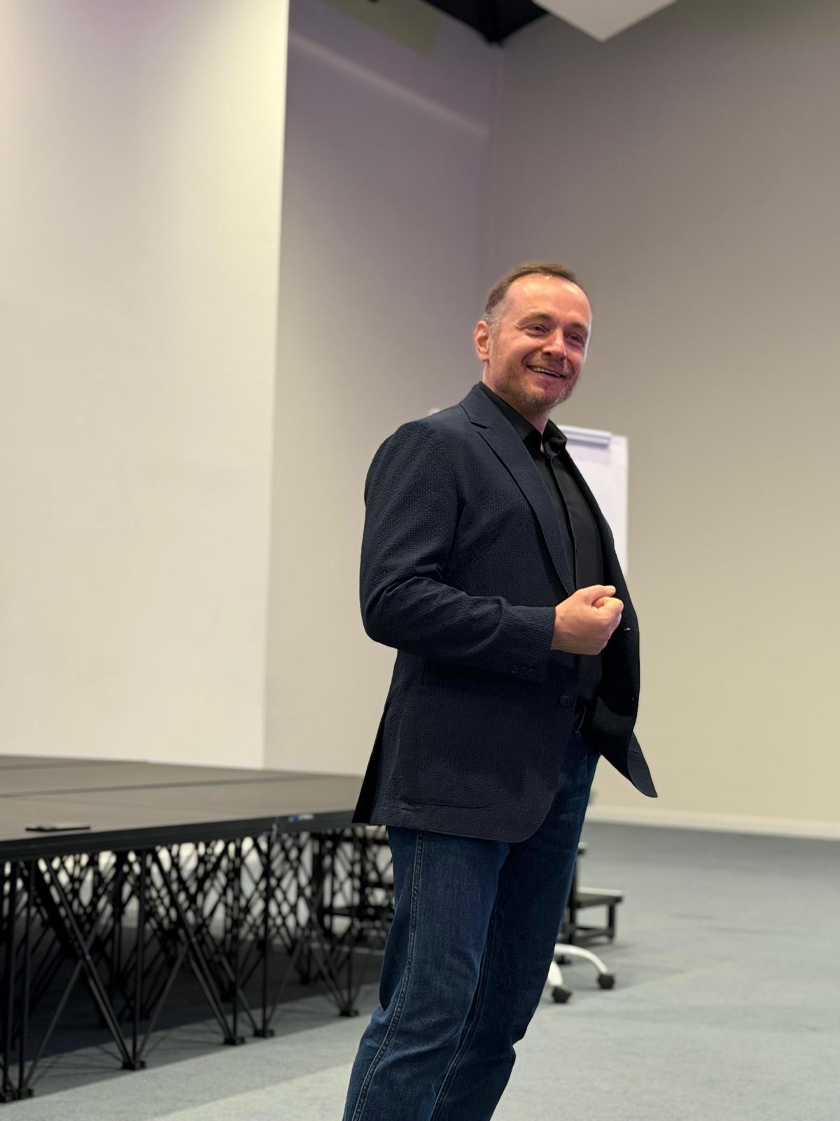 Curs de leadership și comunicare eficientă susținut de Andy Szekely pentru patruzeci de preoți din Arhiepiscopia Iașilor