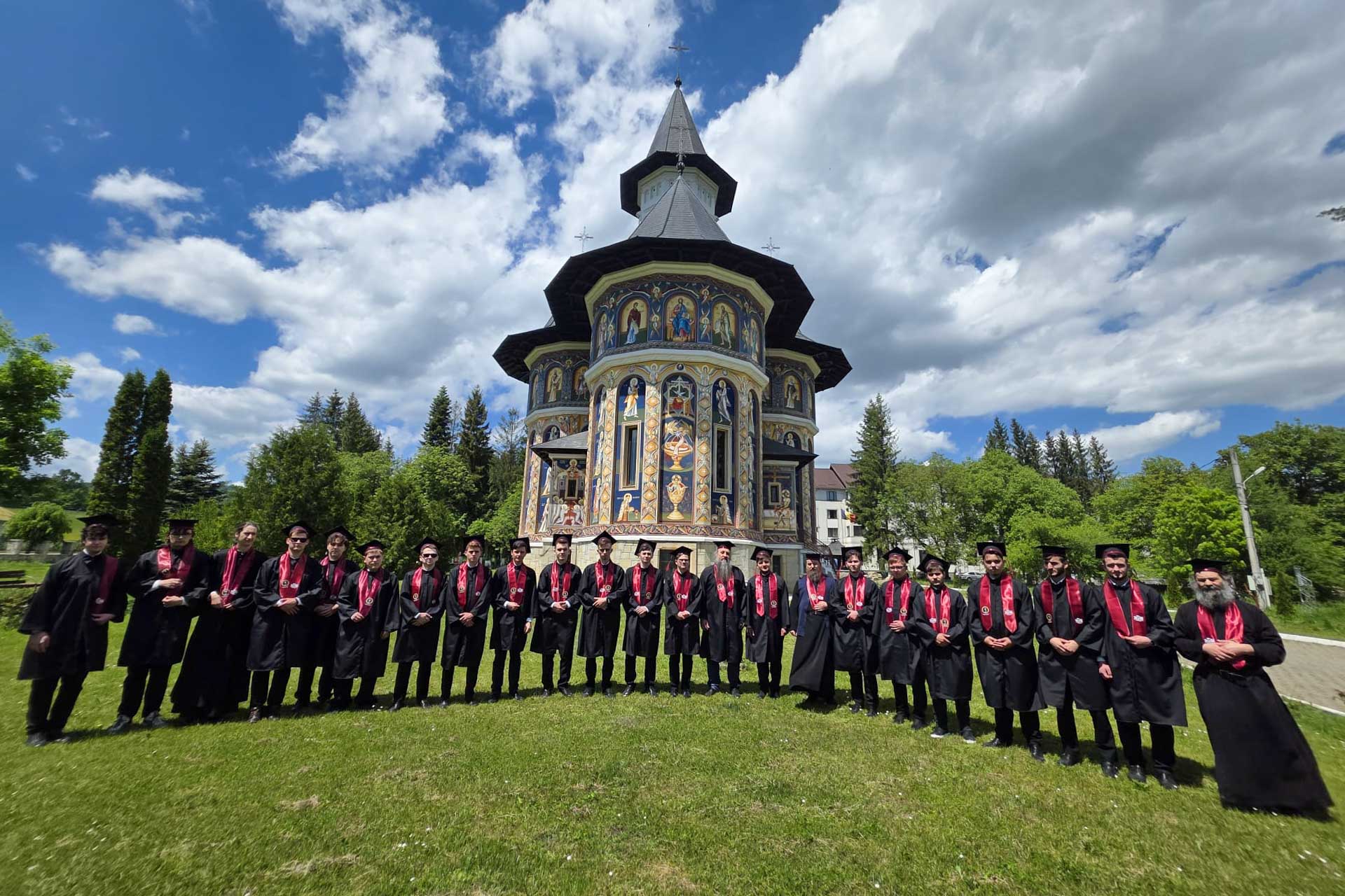 Curs festiv și binecuvântare pentru absolvenții Seminarului Teologic de la Mănăstirea Neamț