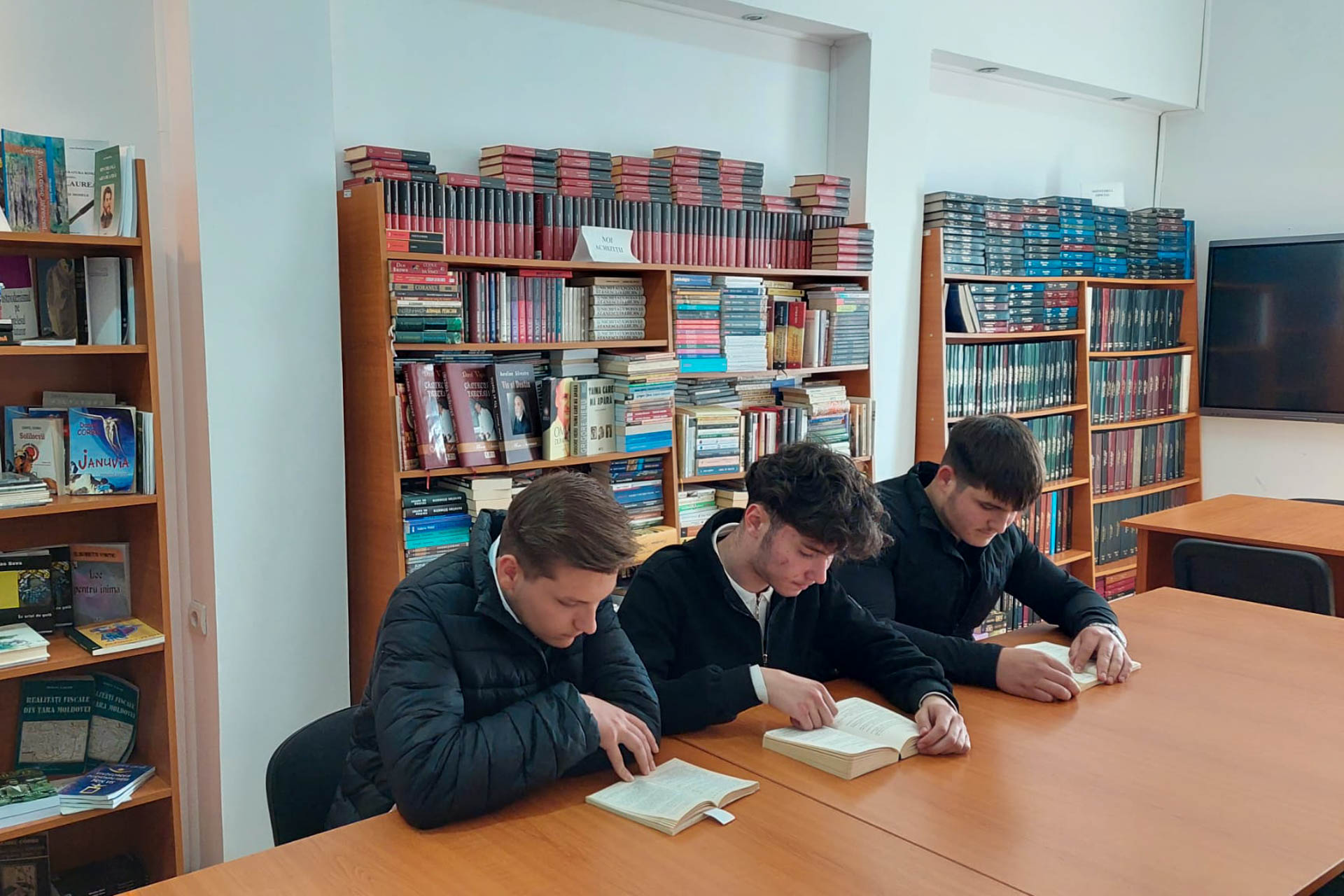 Echipa „Vestitorii Cuvântului” de la Seminarul nemțean, participantă la Concursul Național „Vânătoarea de lectură în biblioteci”, ediția a V-a