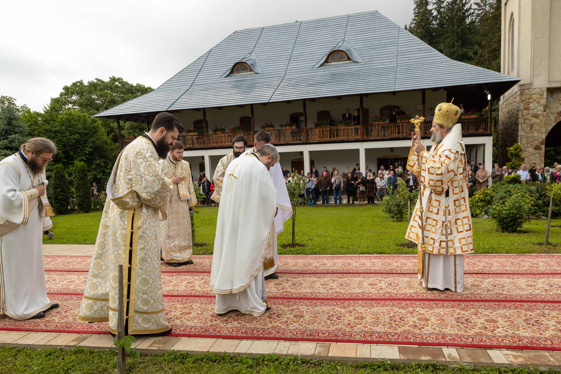 Preasfințitul Părinte Nichifor Botoșăneanul a slujit la hramul Mănăstirii Almaș