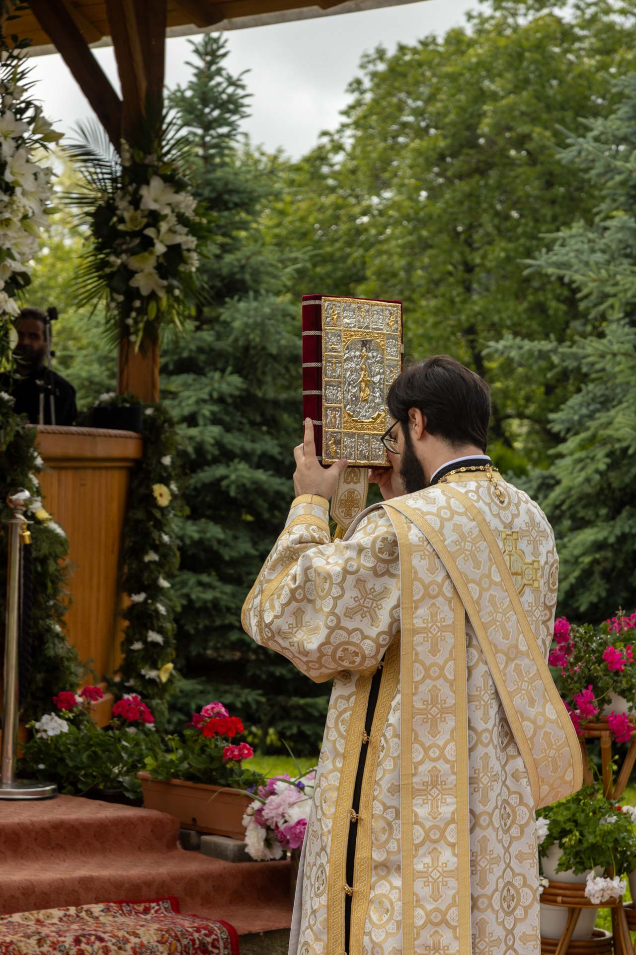 Preasfințitul Părinte Nichifor Botoșăneanul a slujit la hramul Mănăstirii Almaș