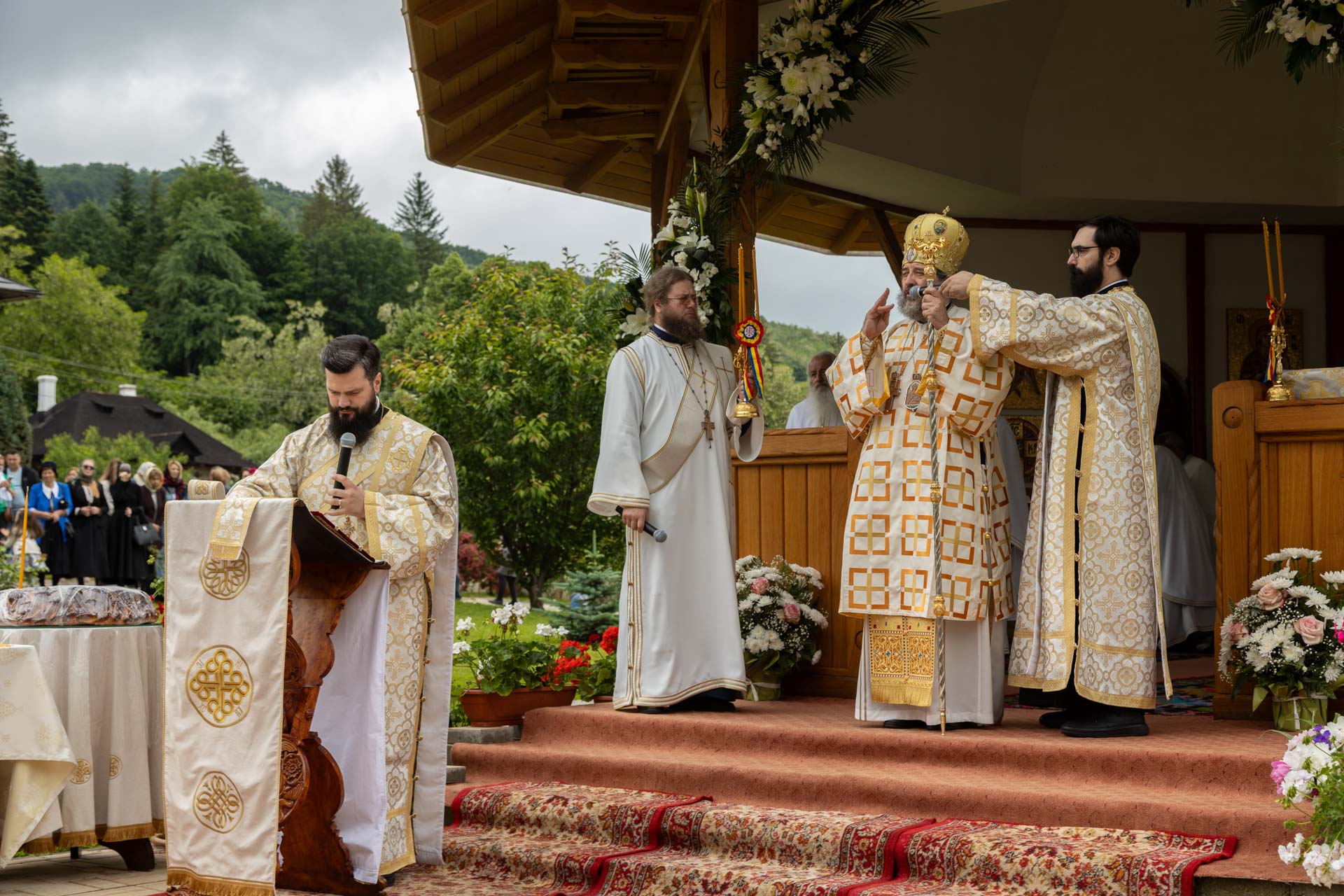 Preasfințitul Părinte Nichifor Botoșăneanul a slujit la hramul Mănăstirii Almaș