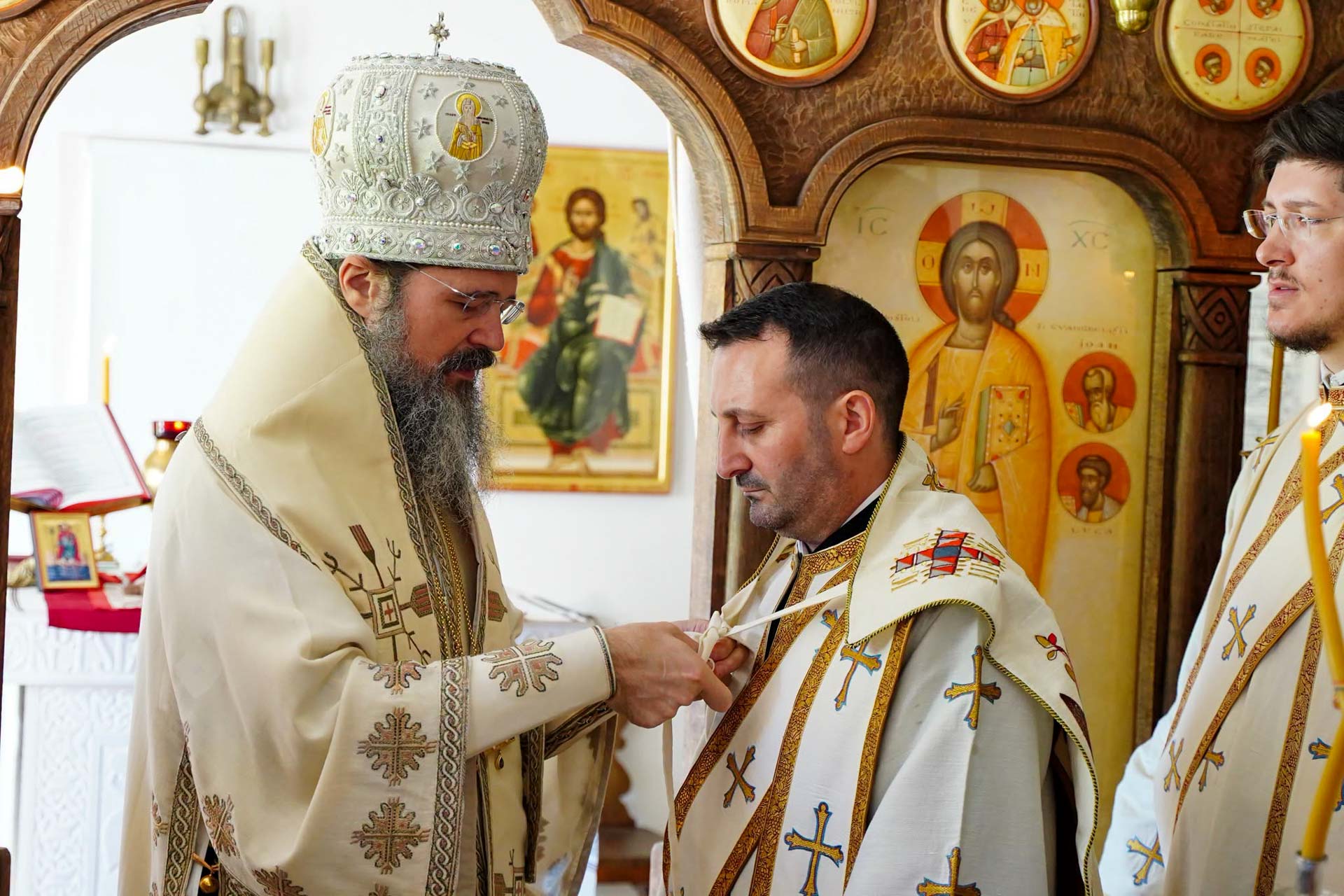 PS Macarie a slujit în Roma, Sardinia și Stockholm, în mijlocul comunităților românești