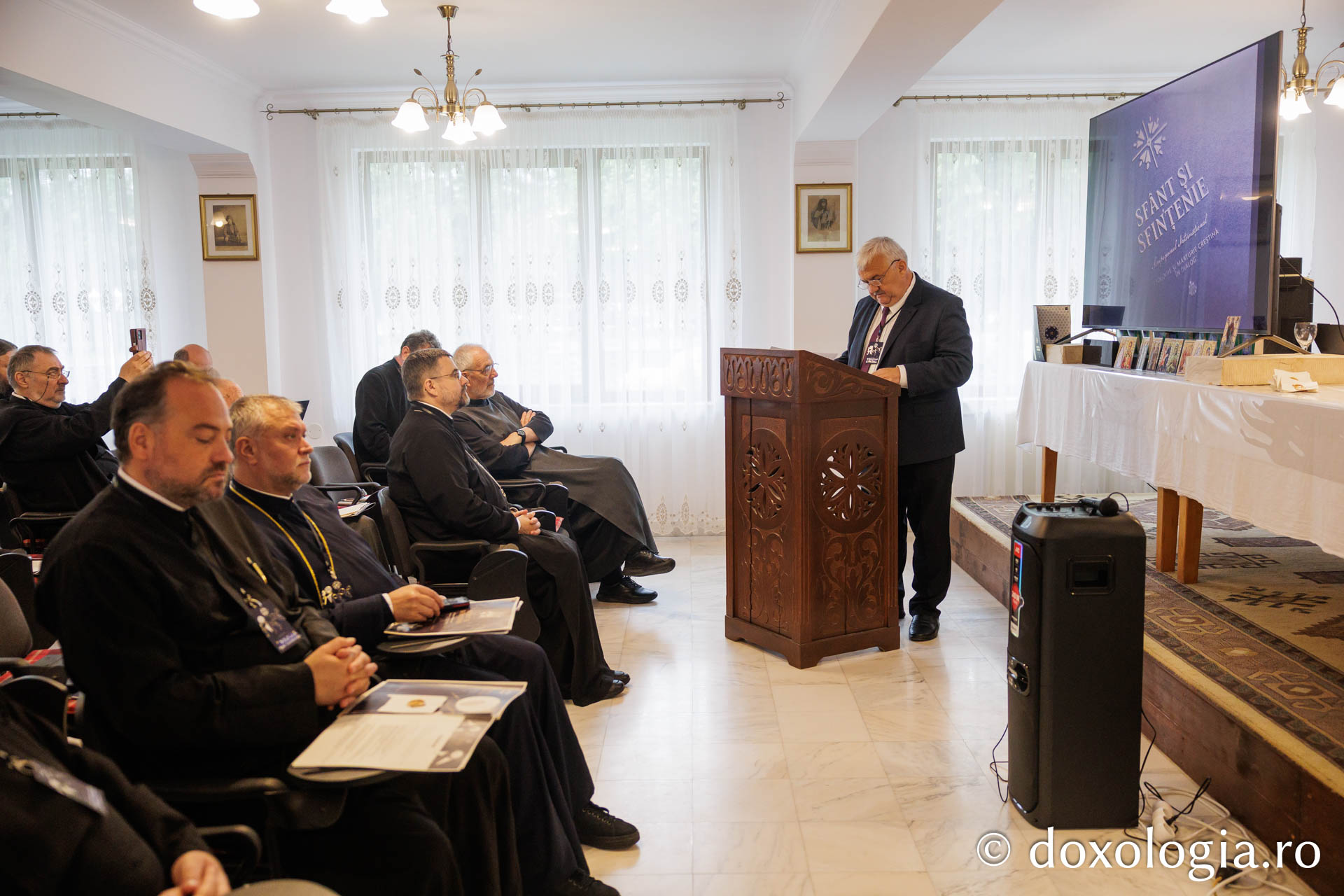 Profesori și cercetători din întreaga țară s-au întâlnit pentru a discuta despre sfințenie, la Simpozionul „Teologie și mărturie creștină în dialog”