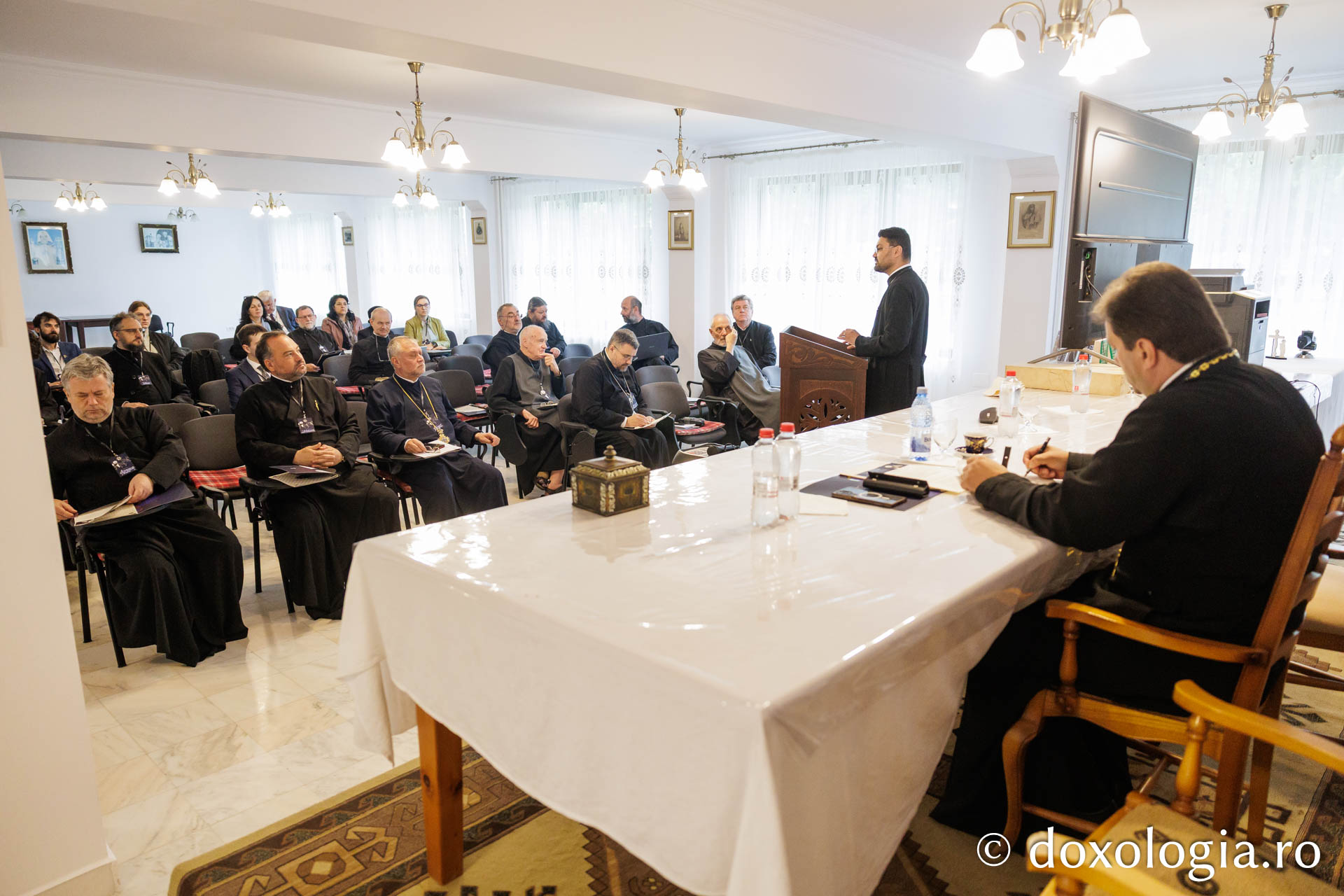 Profesori și cercetători din întreaga țară s-au întâlnit pentru a discuta despre sfințenie, la Simpozionul „Teologie și mărturie creștină în dialog”