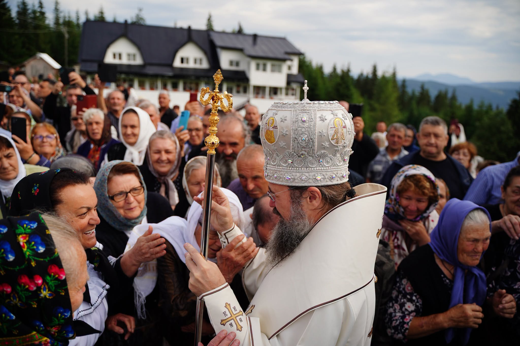 Preasfințitul Părinte Macarie al Europei de Nord a slujit la două biserici din Bucovina