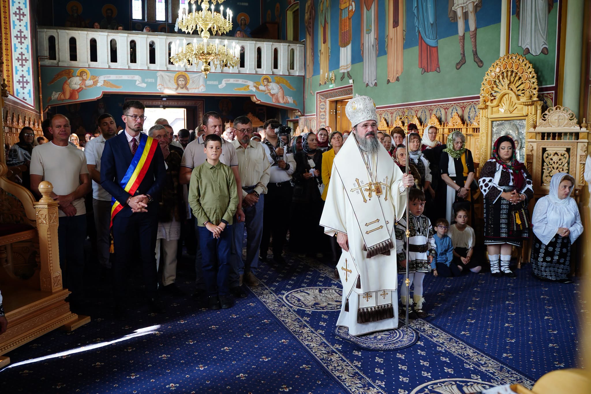 Preasfințitul Părinte Macarie al Europei de Nord a slujit la două biserici din Bucovina