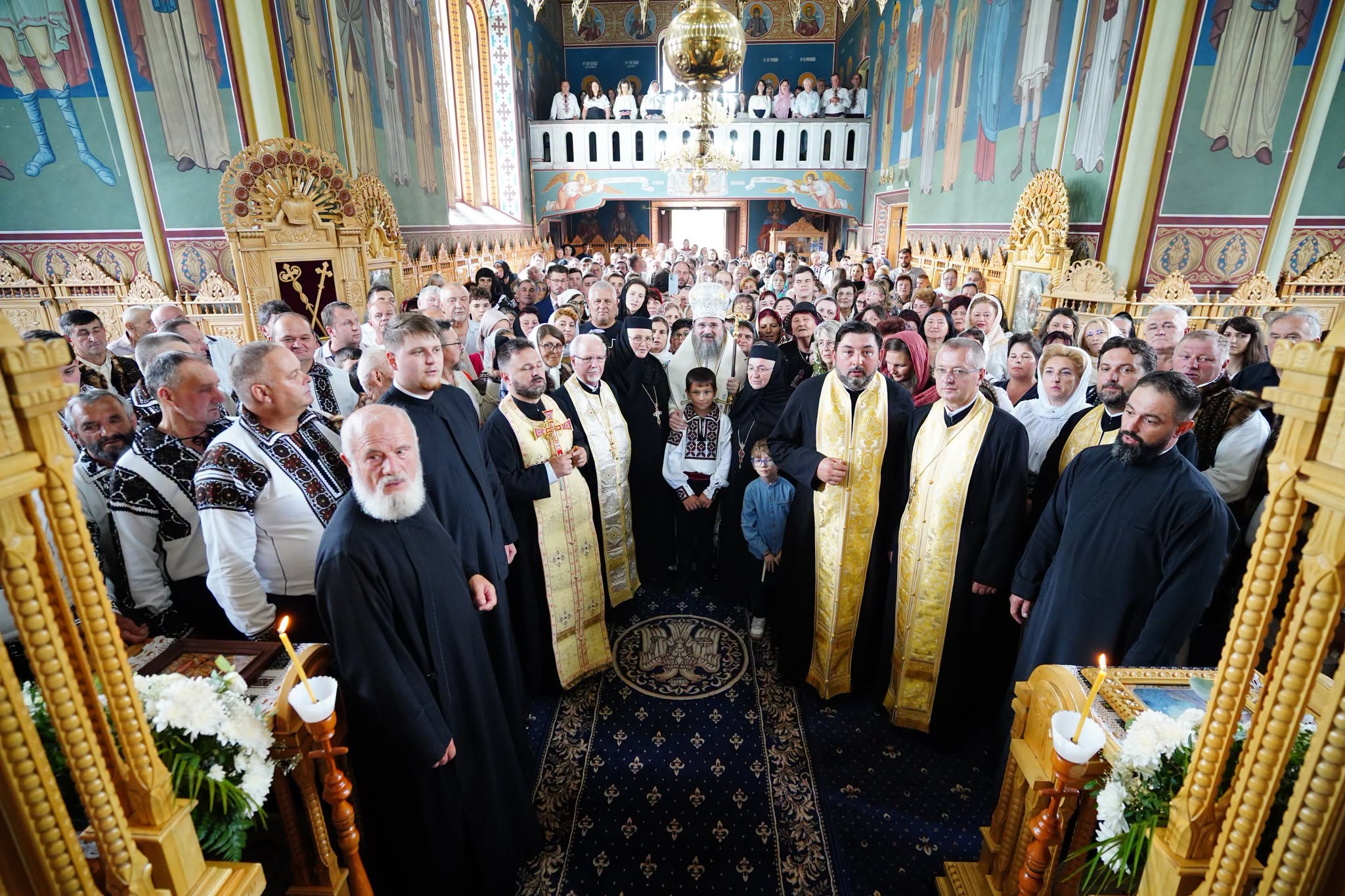 Preasfințitul Părinte Macarie al Europei de Nord a slujit la două biserici din Bucovina