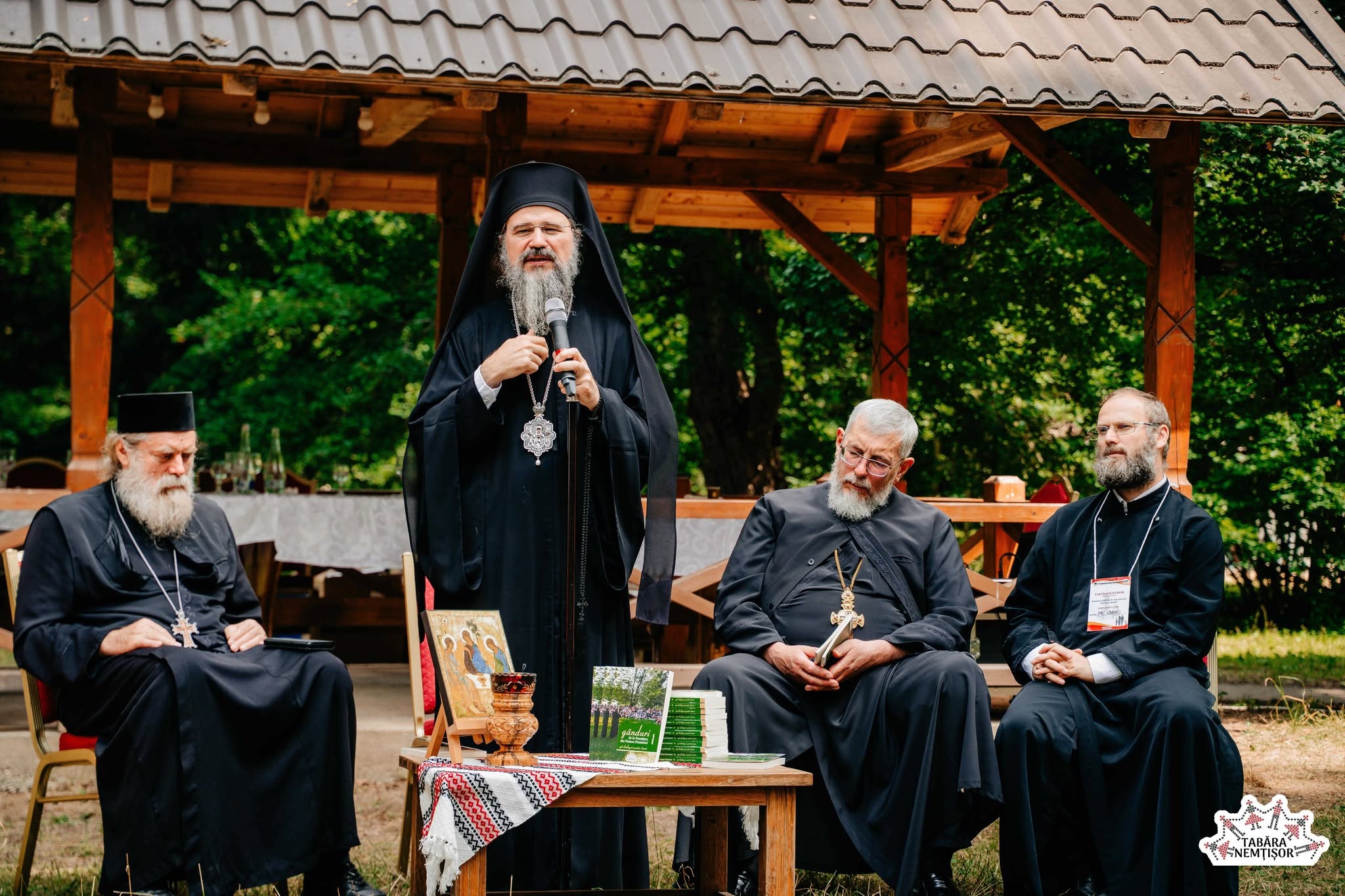 Sfatul PS Macarie către tinerii de la Nemțișor: „Să-i luminați, să-i încălziți pe cei de lângă voi, prin pilda vieții voastre!”