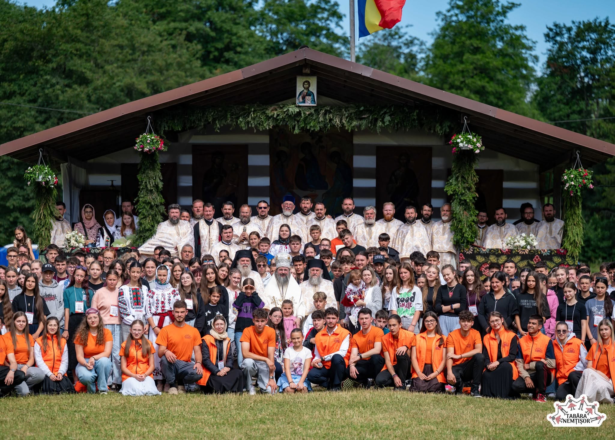 Sfatul PS Macarie către tinerii de la Nemțișor: „Să-i luminați, să-i încălziți pe cei de lângă voi, prin pilda vieții voastre!”