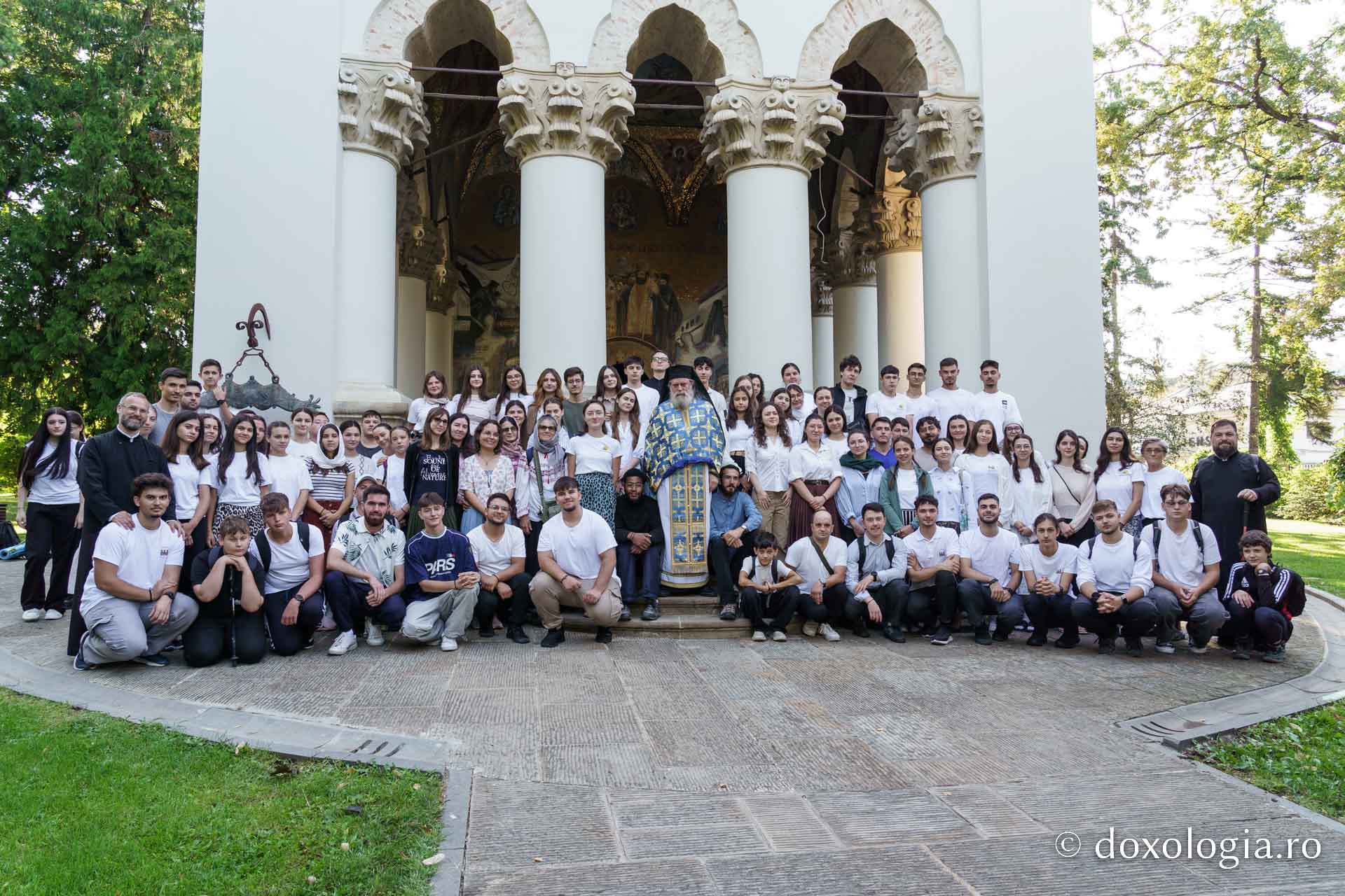 Aproximativ 110 tineri au plecat din Iași în Pelerinajul Sfinților Nemțeni, ajuns la cea de-a XII-a ediție