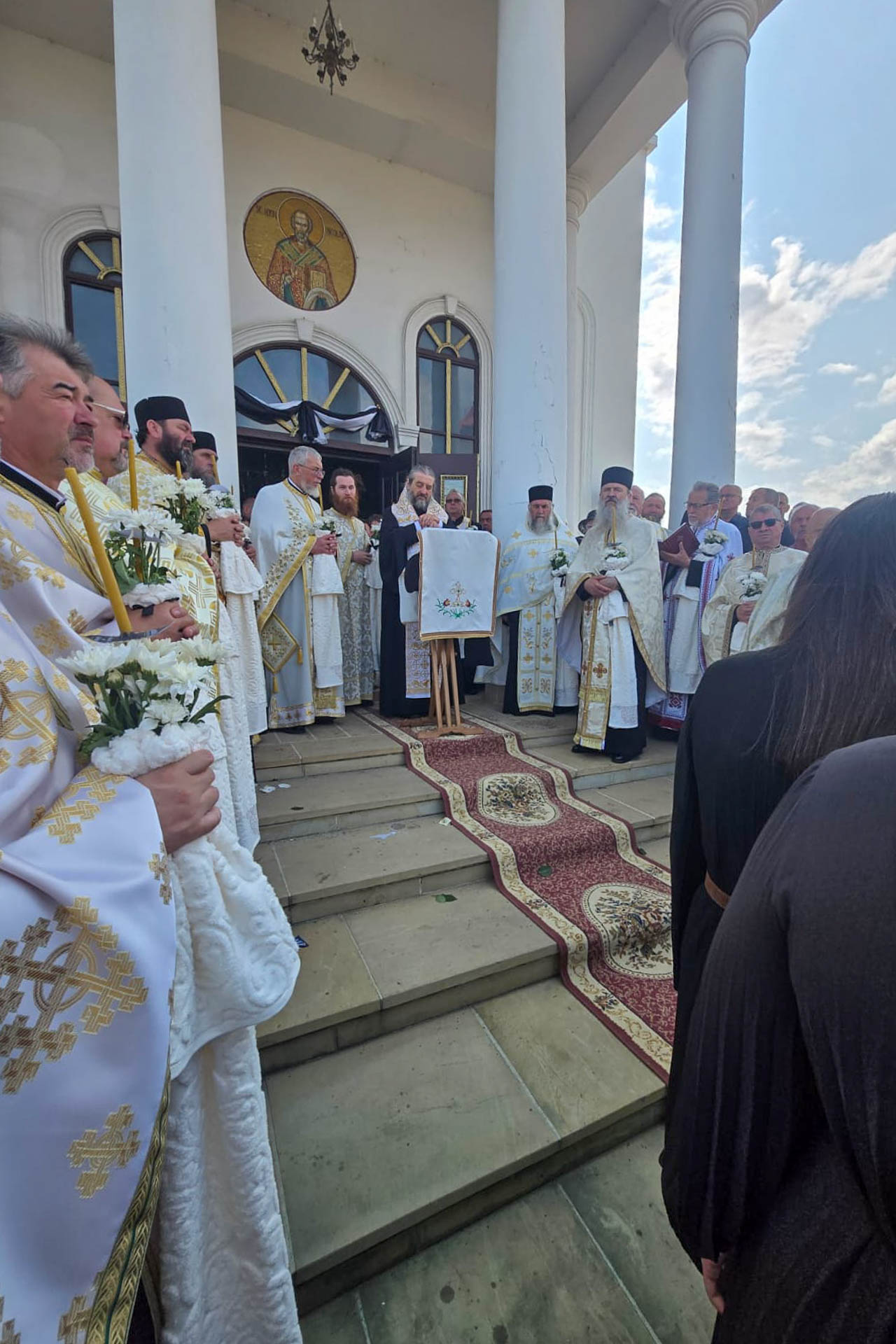 Părintele Vasile Cojocariu, condus pe ultimul drum la Humulești. PS Nichifor Botoșăneanul a oficiat slujba de înmormântare