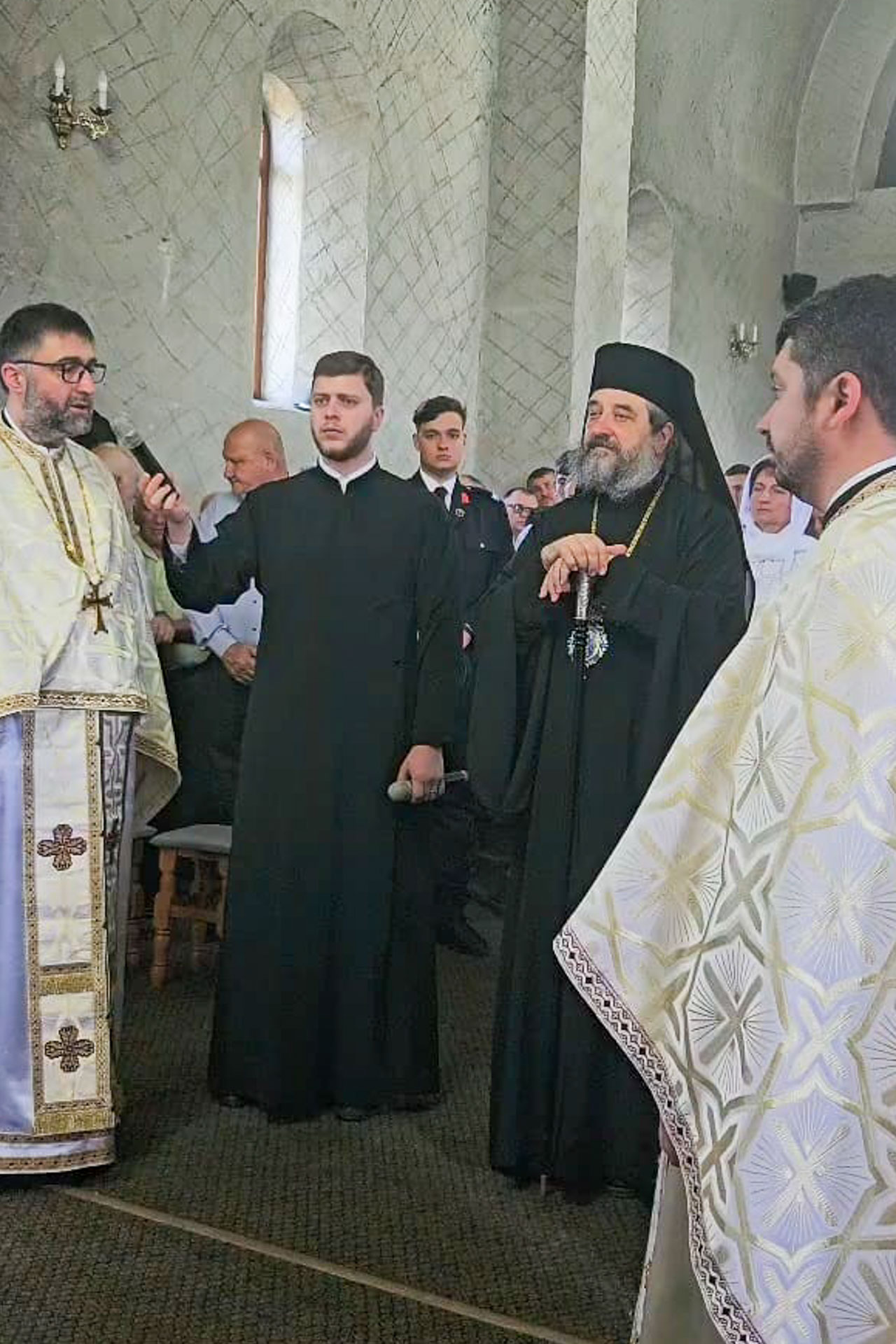 Preasfințitul Părinte Nichifor Botoșăneanul a slujit la Parohia Poiana Mărului, în Duminica a 4-a după Rusalii