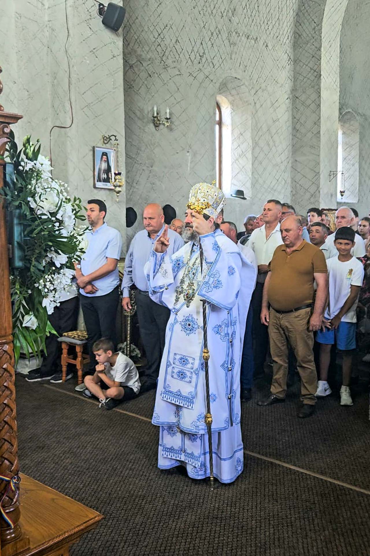Preasfințitul Părinte Nichifor Botoșăneanul a slujit la Parohia Poiana Mărului, în Duminica a 4-a după Rusalii