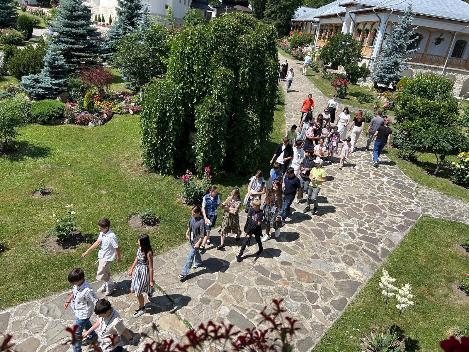 După un an de învățat, 25 de bursieri Pro Vita de gimnaziu s-au bucurat de Școala de vară de la Văratec