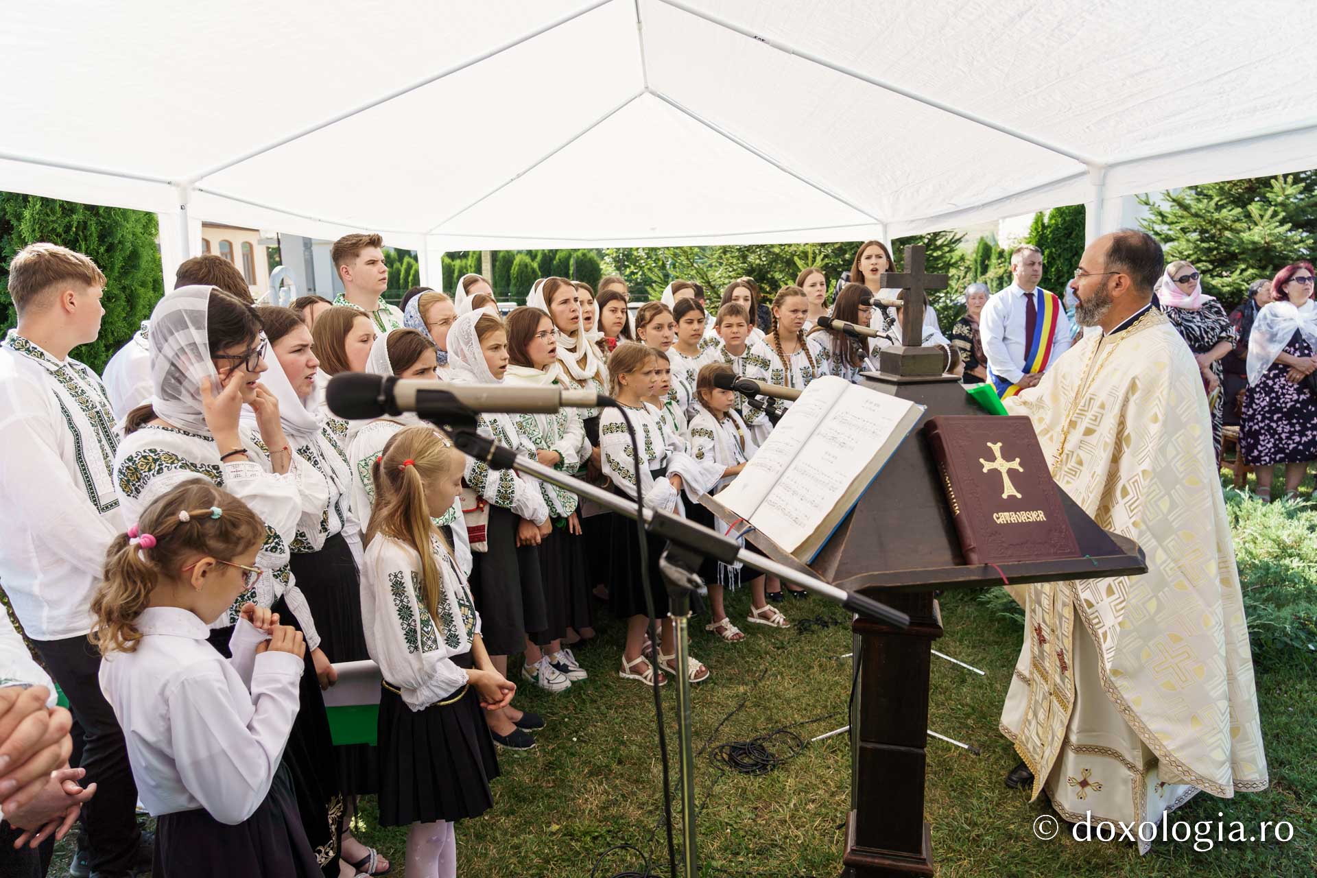 IPS Teofan a resfințit biserica Parohiei Rădeni, închinată Sfântului Mare Mucenic Serghie