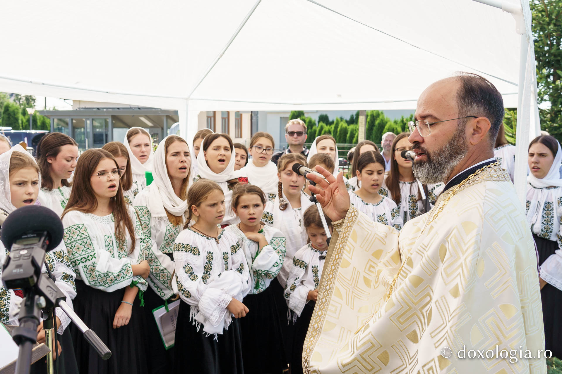 IPS Teofan a resfințit biserica Parohiei Rădeni, închinată Sfântului Mare Mucenic Serghie