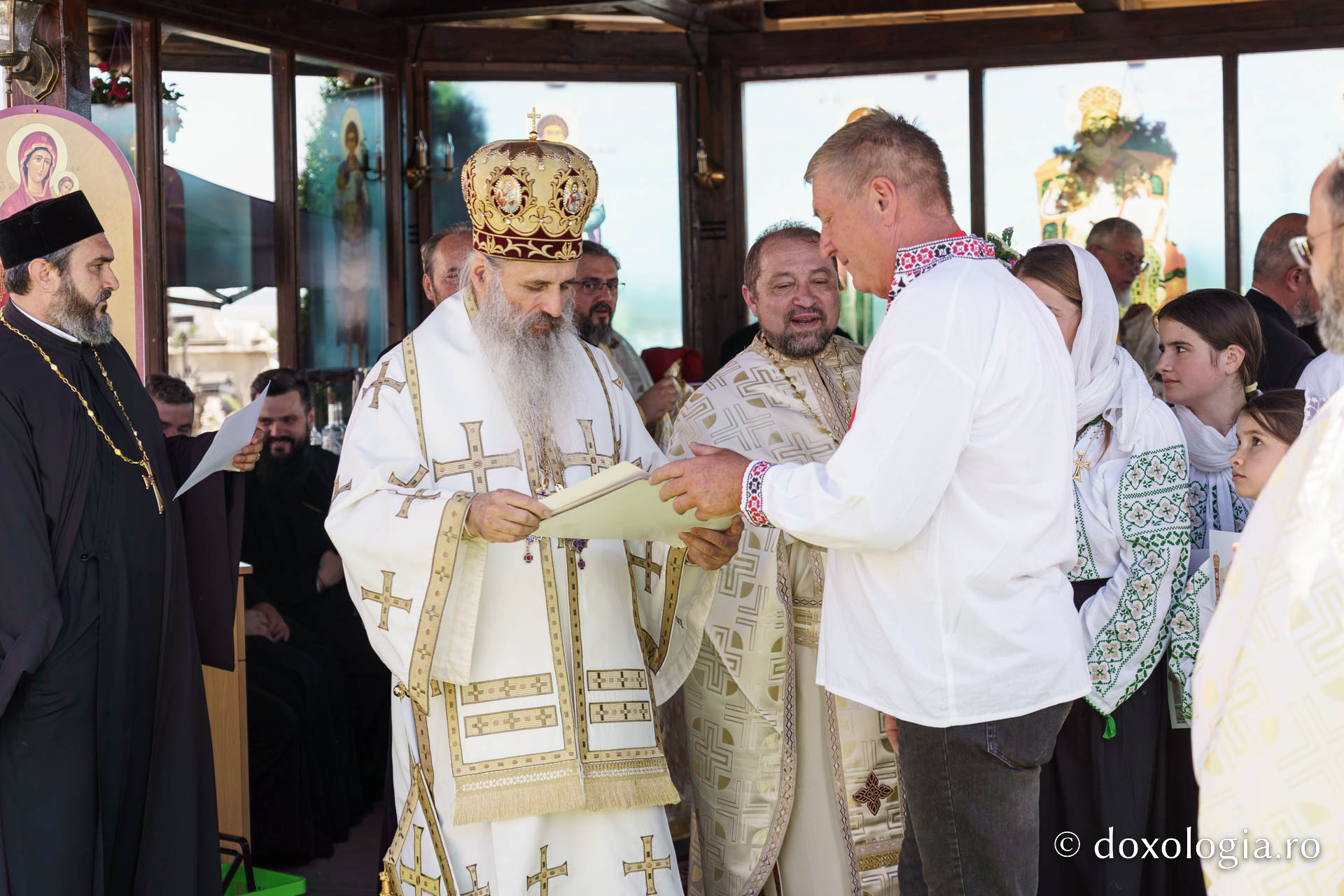 IPS Teofan a resfințit biserica Parohiei Rădeni, închinată Sfântului Mare Mucenic Serghie