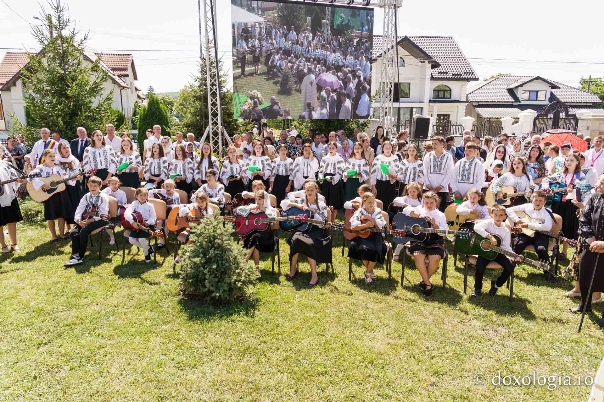 IPS Teofan a resfințit biserica Parohiei Rădeni, închinată Sfântului Mare Mucenic Serghie