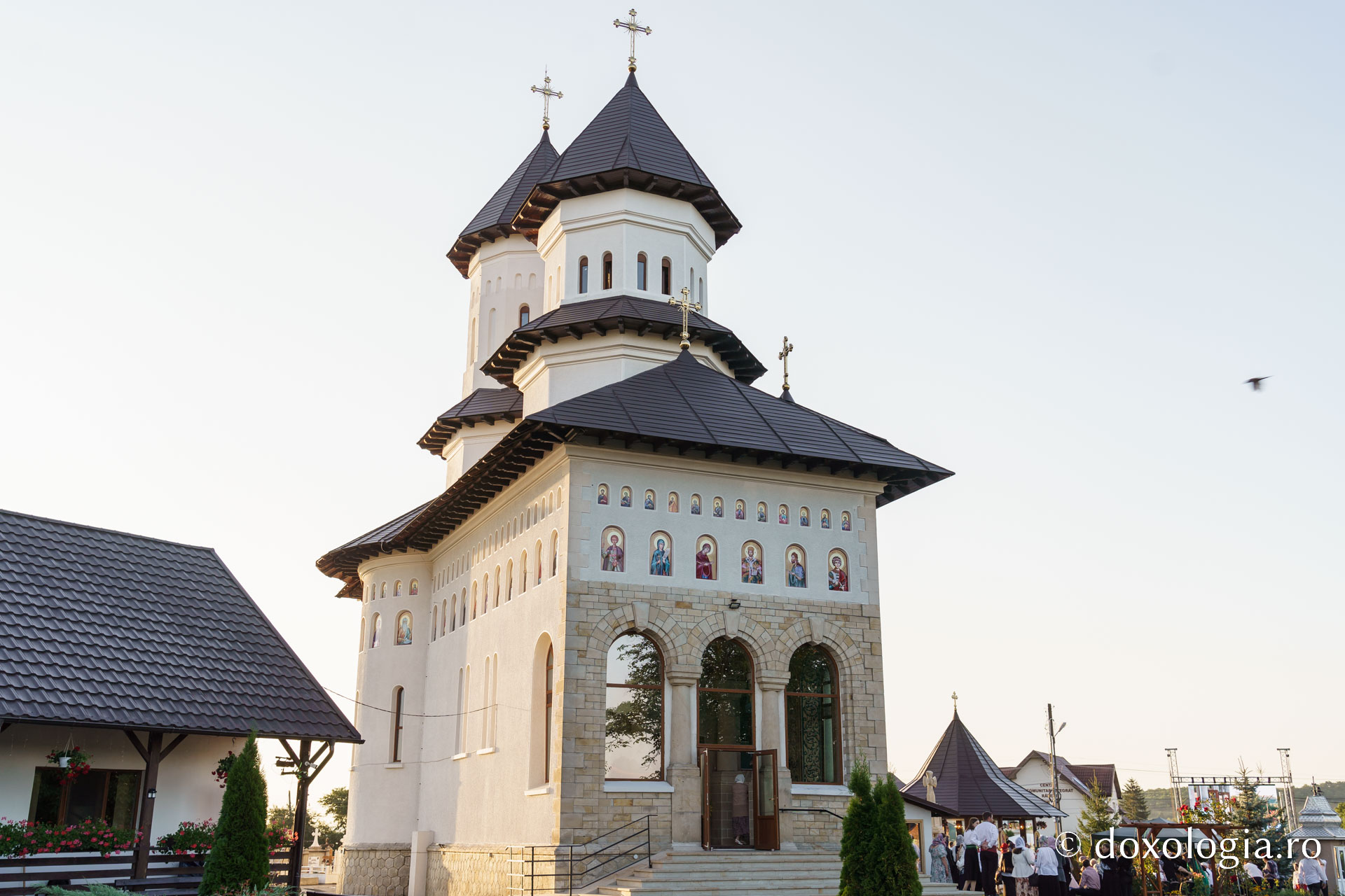 IPS Teofan a resfințit biserica Parohiei Rădeni, închinată Sfântului Mare Mucenic Serghie