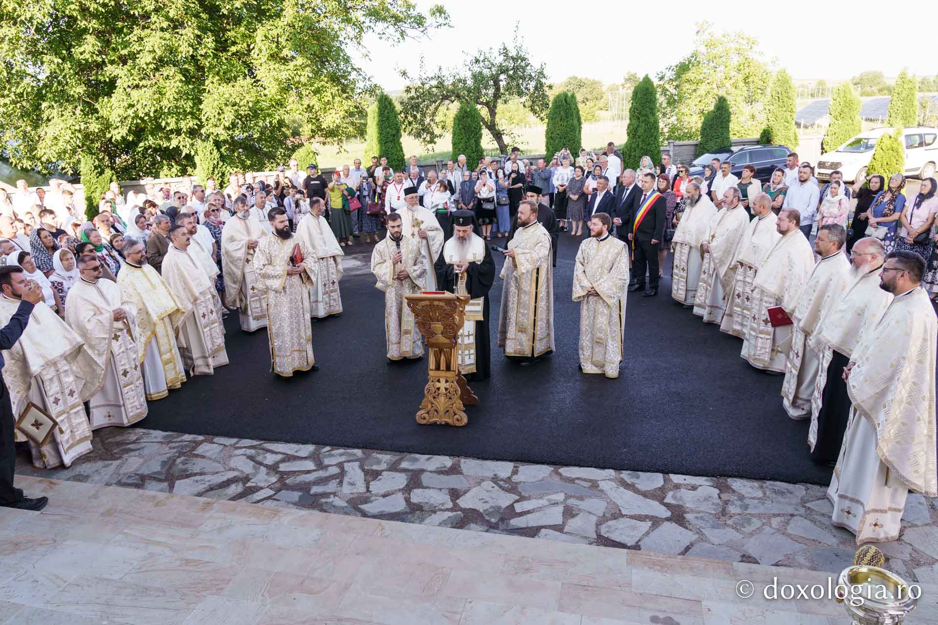 IPS Teofan a resfințit biserica Parohiei Rădeni, închinată Sfântului Mare Mucenic Serghie