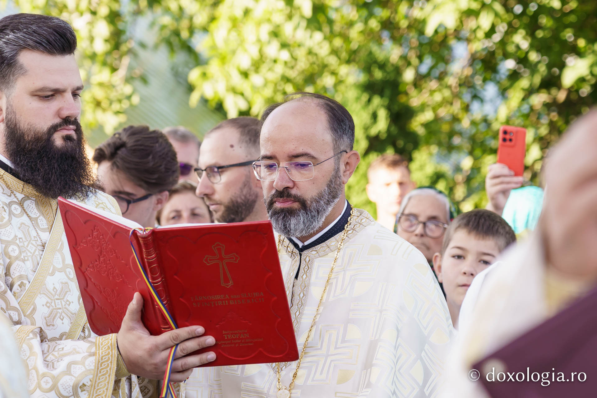 IPS Teofan a resfințit biserica Parohiei Rădeni, închinată Sfântului Mare Mucenic Serghie