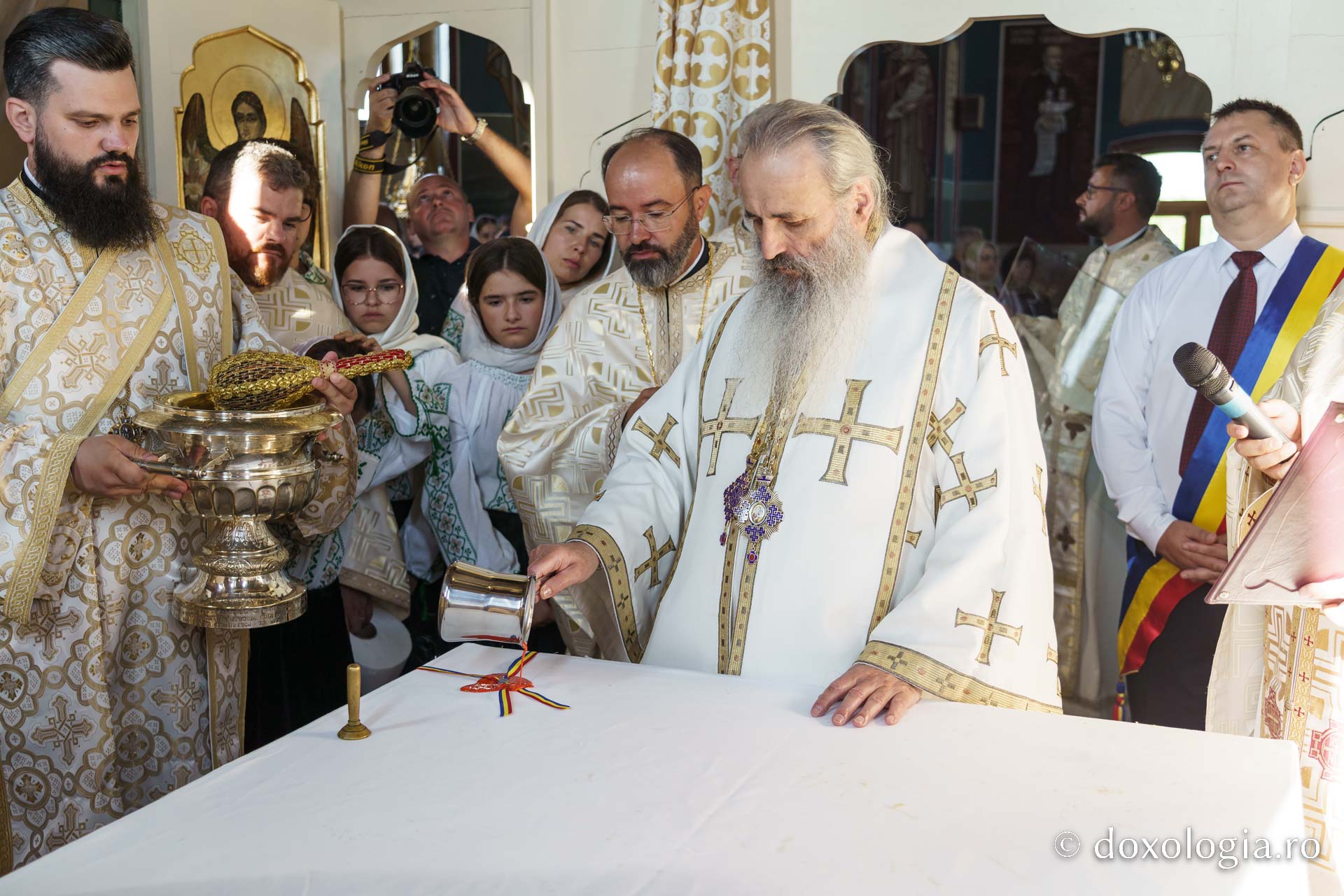 IPS Teofan a resfințit biserica Parohiei Rădeni, închinată Sfântului Mare Mucenic Serghie
