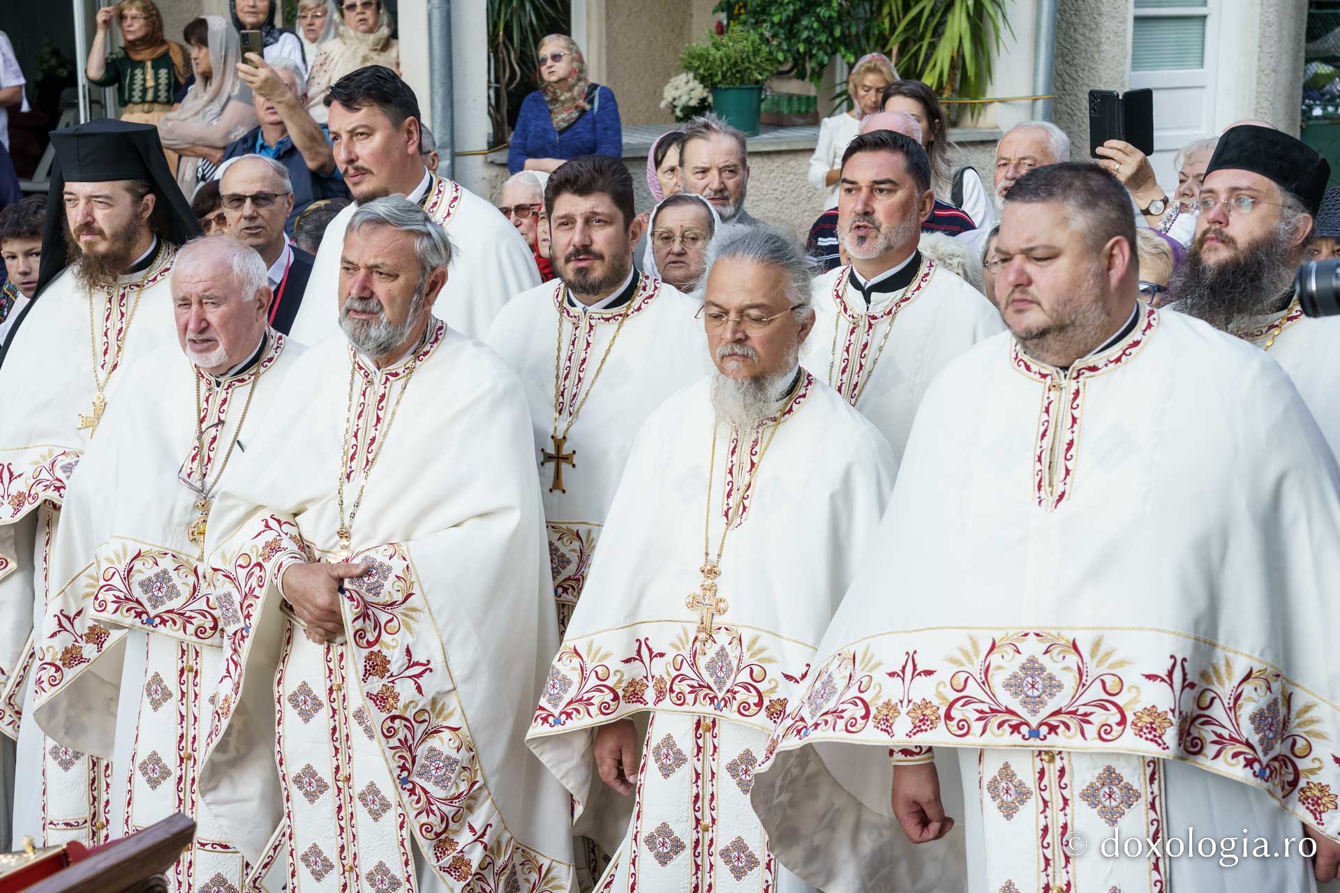 Biserica „Sfântul Ioan Botezătorul” din Piatra Neamț a fost îmbrăcată în veșmânt de har. Trei ierarhi au participat la resfințirea sfântului lăcaș