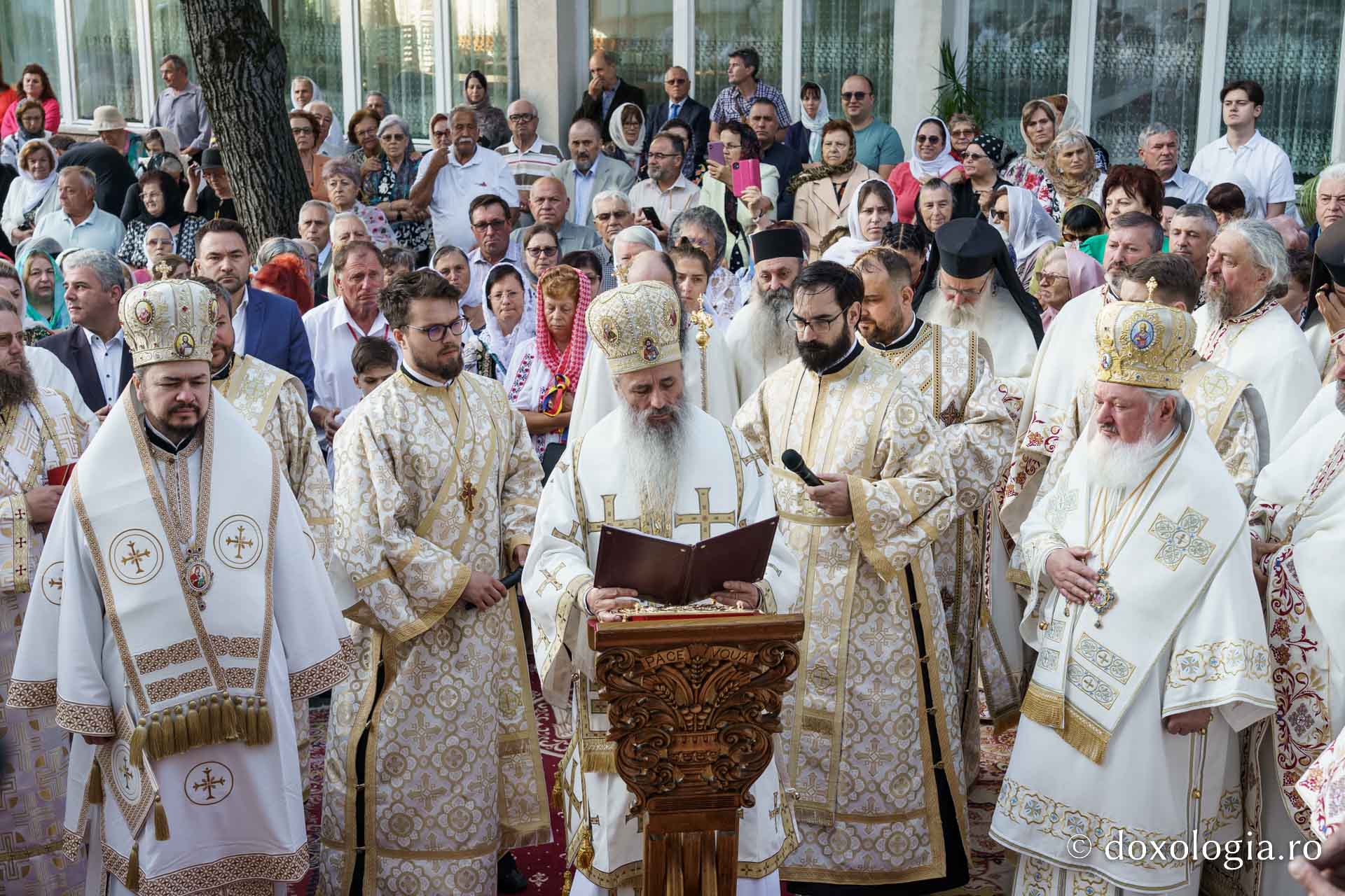 Biserica „Sfântul Ioan Botezătorul” din Piatra Neamț a fost îmbrăcată în veșmânt de har. Trei ierarhi au participat la resfințirea sfântului lăcaș